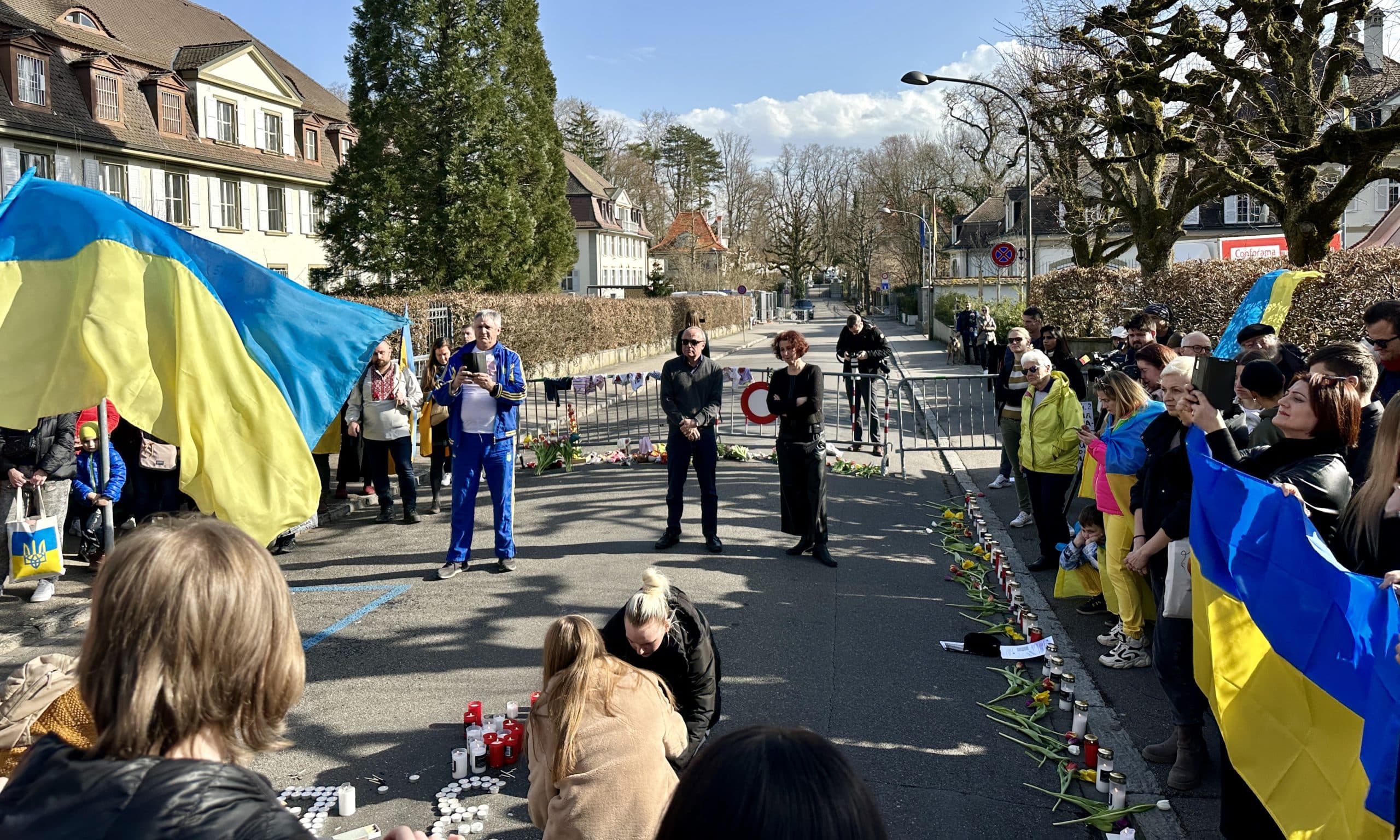 На митинге «Год террора в Украине» возле российского посольства в Берне. 24 февраля 2023 г. (© forall.swiss)