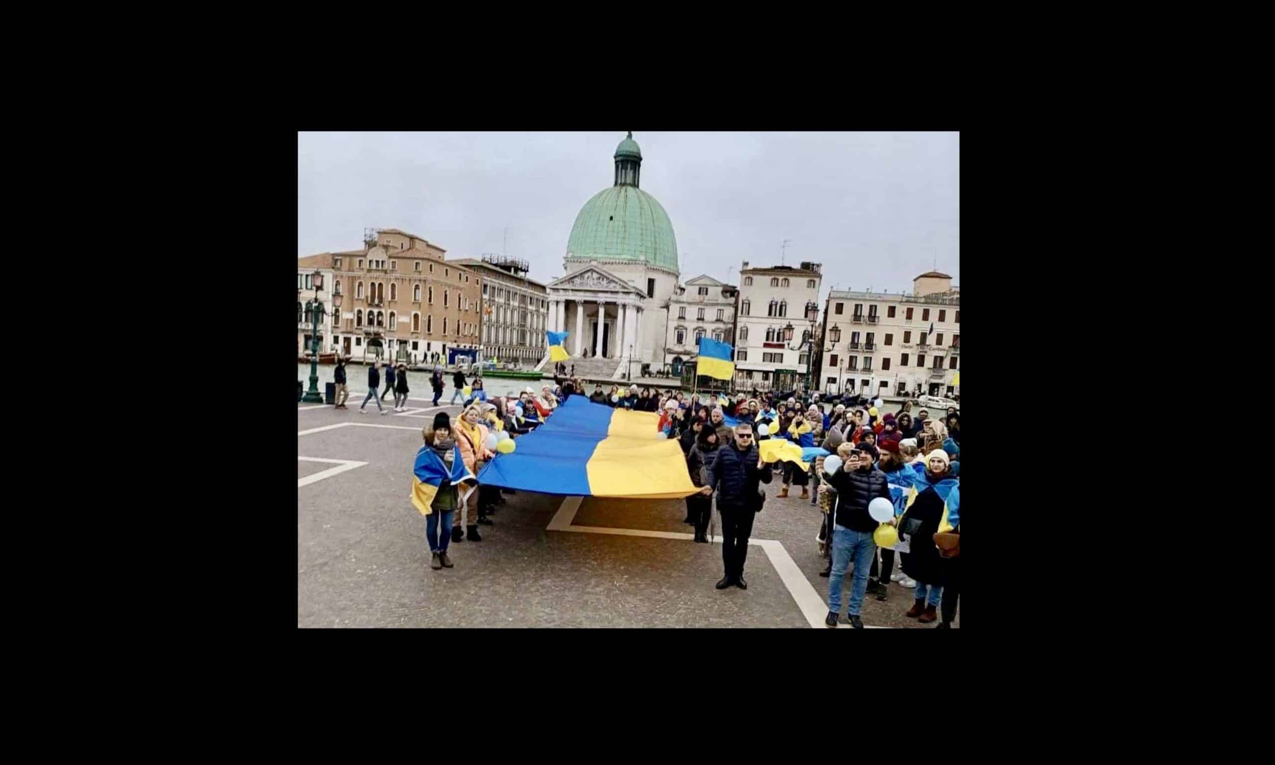 Манифестация солидарности с Украиной проходила в Венеции 26 февраля 2023 г. под лозунгом «Помогите нам выстоять, помогите нам победить!». Организовала акцию украинская диаспора. (Facebook © Katia Margolis)