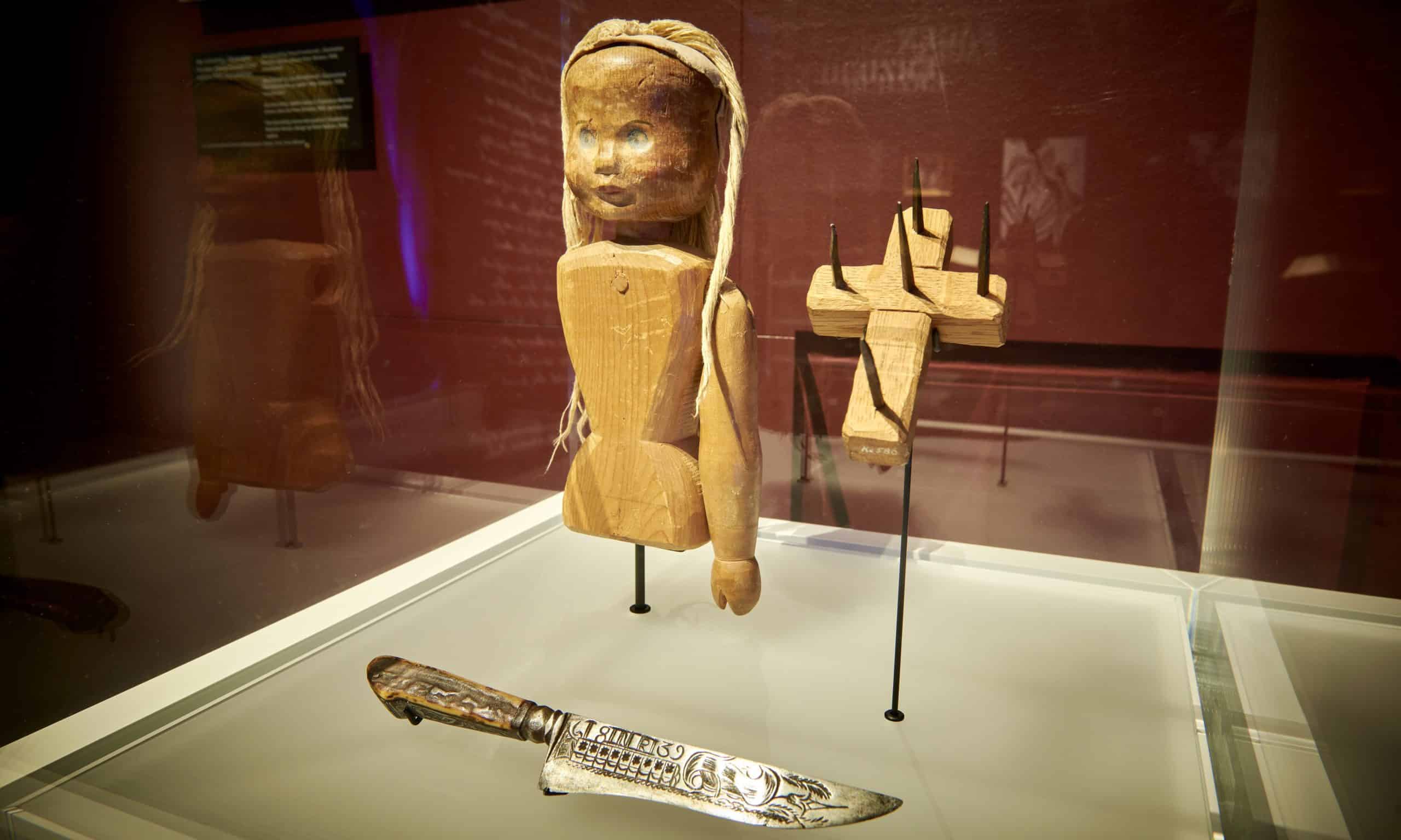 Во что человек верит, то и случится с ним. И если есть зло на белом свете, то должна быть и защита от него. Чудодейственные крестики, сердечки, амулеты, шапочки и прочие специальные средства индивидуальной защиты представлены на выставке «Альпийские легенды» в Цюрихе. (© Schweizerisches Nationalmuseum Landesmuseum Zürich)