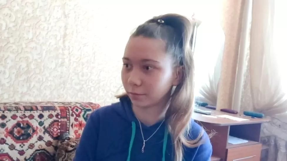 Маша Москалева нарисовала антивоенный рисунок, после чего её отцом занялась ФСБ. Международное правозащитное общество «Мемориал» признало Алексея Москалёва политзаключенным.