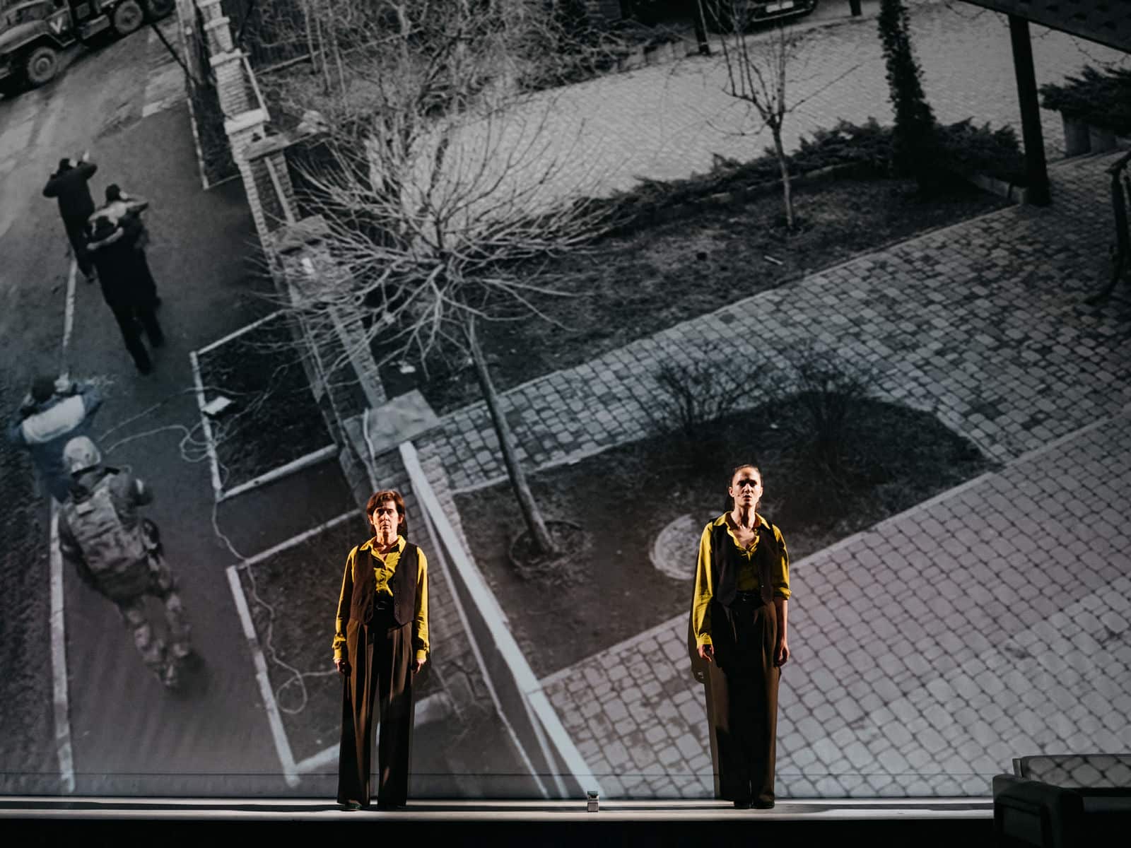 «Антигона в Буче». Режиссер Стас Жирков. Драматург Павел Арье. Карин Фамматта и Лена Шварц. (© Schauspielhaus Zürich, Philip Frowein)