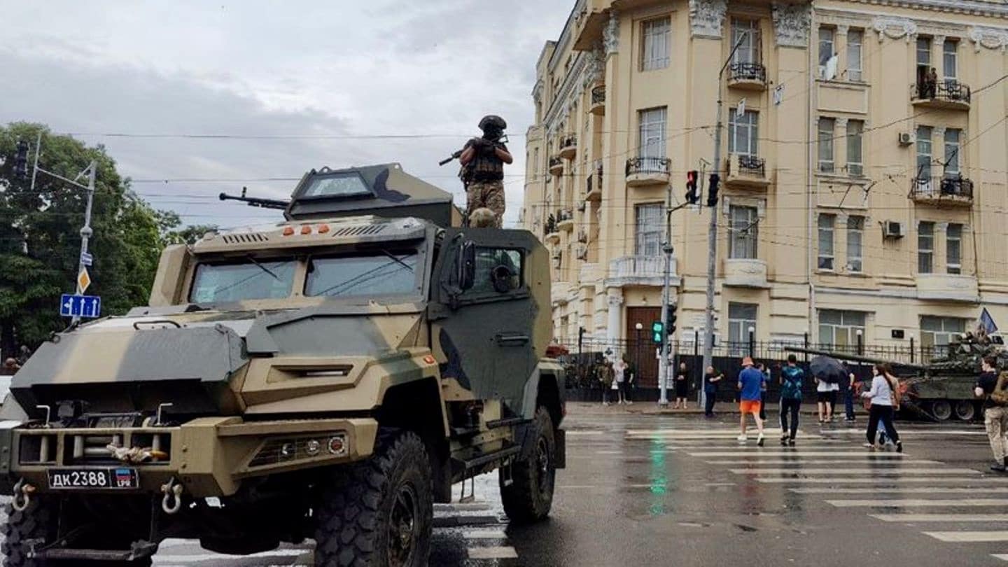 Боец на бронемашине на одной из улиц Ростова-на-Дону. Воздух раскалился выше 33 градусов и брызнул дождик. 24 июня 2023 г. (© AP/dpa)
