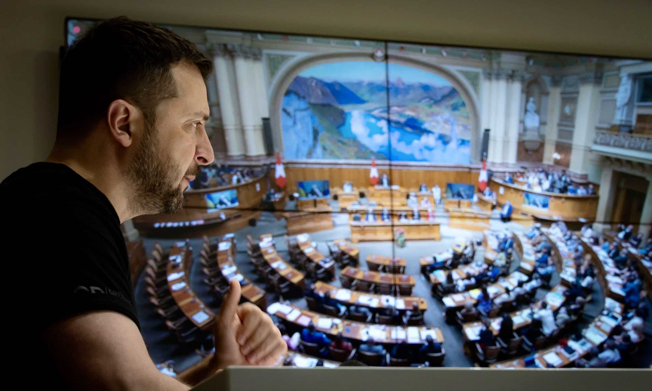 Начиная с 1970 года перед швейцарскими законодателями выступили 28 приглашенных докладчиков, включая глав государств, представителей международных организаций и министров иностранных дел. Президент Украины Владимир Зеленский первым обратился к Швейцарскому парламенту по видео. Киев - Берн, 15 июня 2023 г. (© Офис Президента Украины)