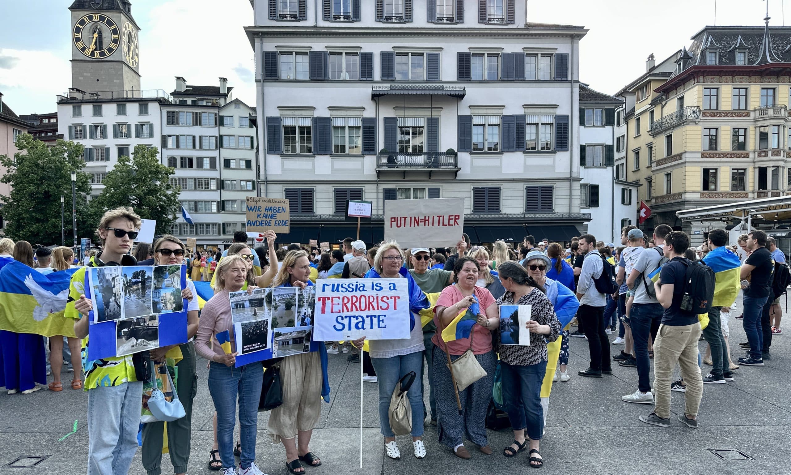 «Russia - terrorist State! Stop ecocide in Ukraine!» - эти призывы звучали чаще других на манифестации солидарности с Украиной в Цюрихе 7 июня 2023 года. (© forall.swiss)