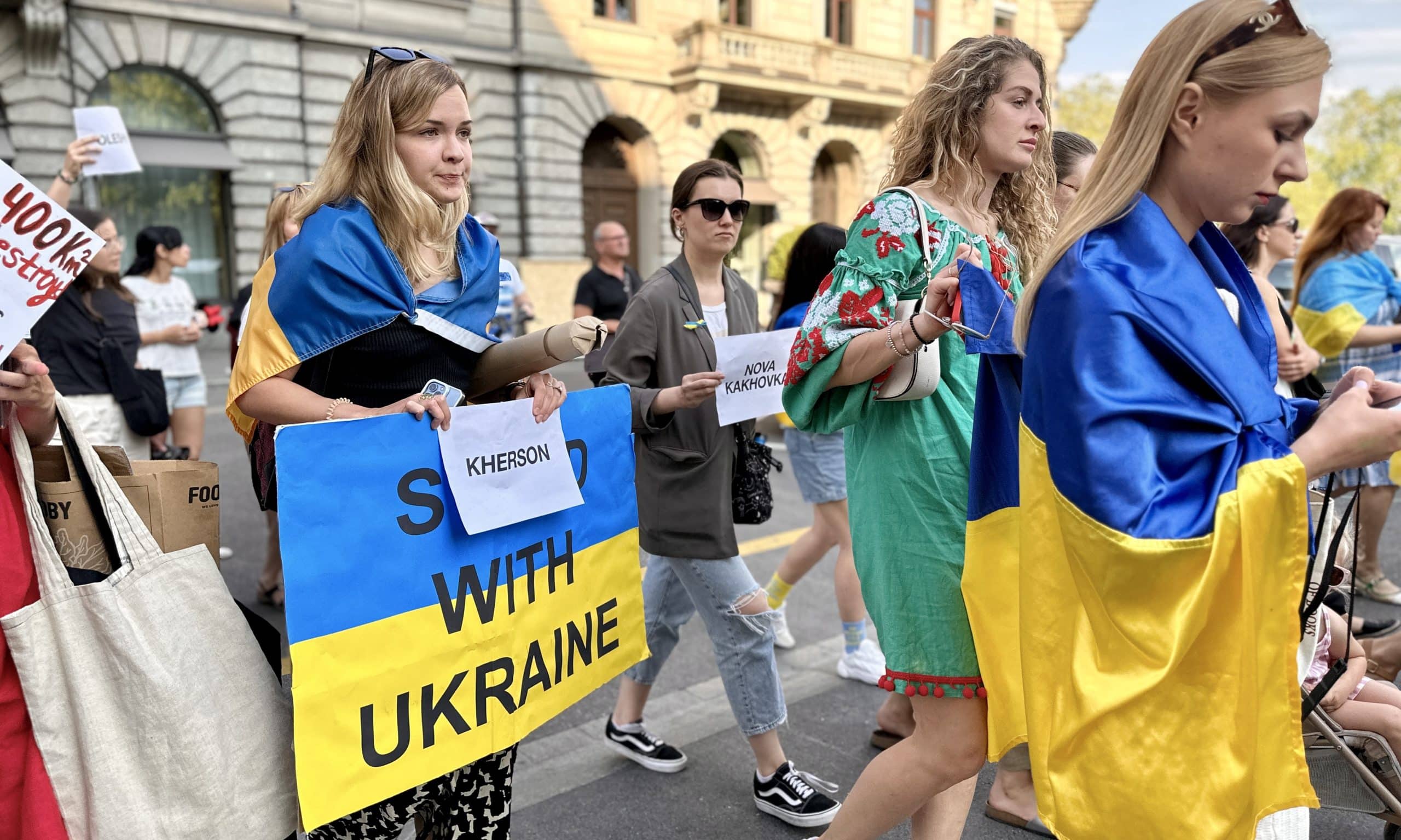 «Russia - terrorist State! Stop ecocide in Ukraine!» - эти призывы звучали чаще других на манифестации солидарности с Украиной в Цюрихе 7 июня 2023 года. (© forall.swiss)