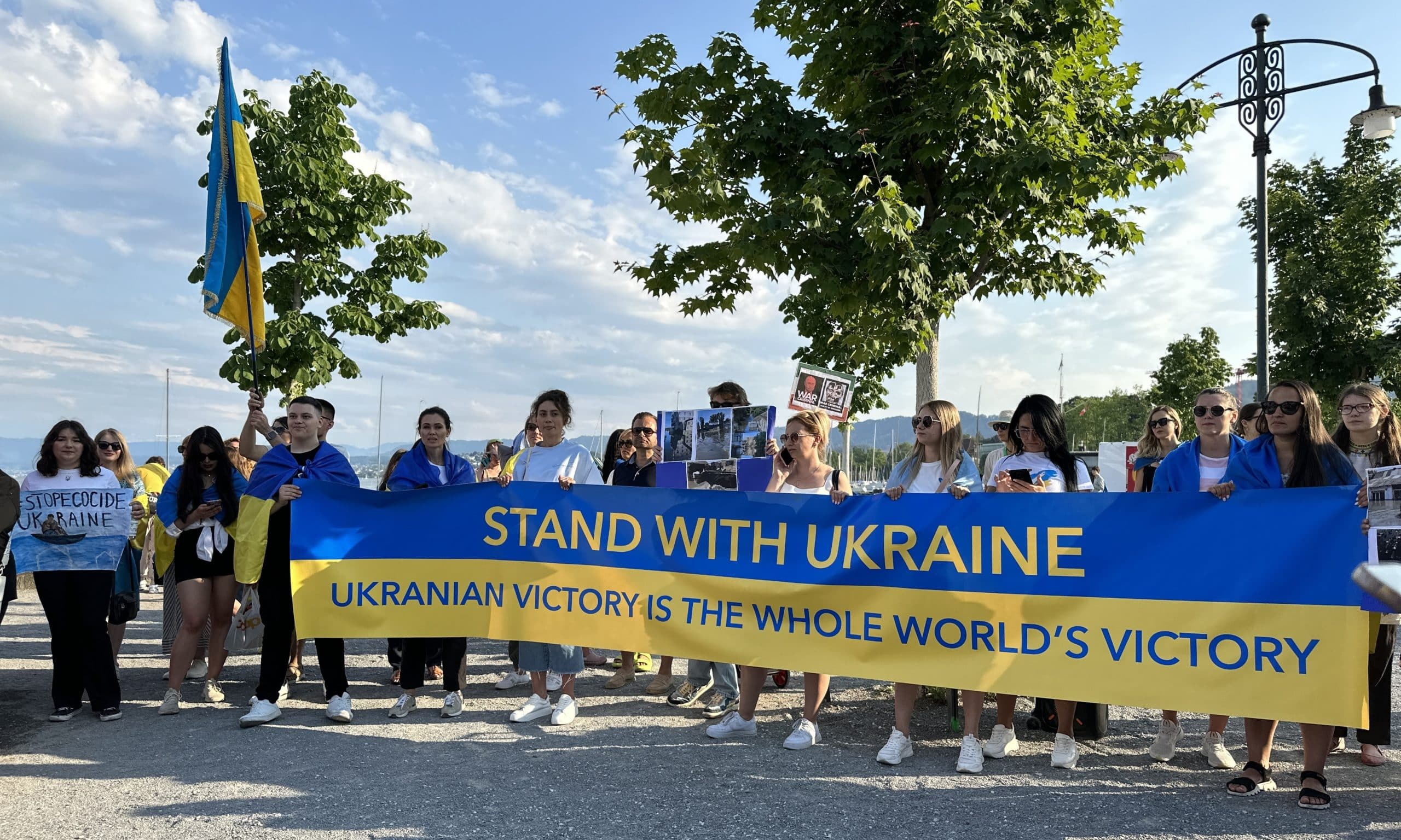 «Russia - terrorist State! Stop ecocide in Ukraine!» - эти призывы звучали чаще других на манифестации солидарности с Украиной в Цюрихе 7 июня 2023 года. (© forall.swiss)