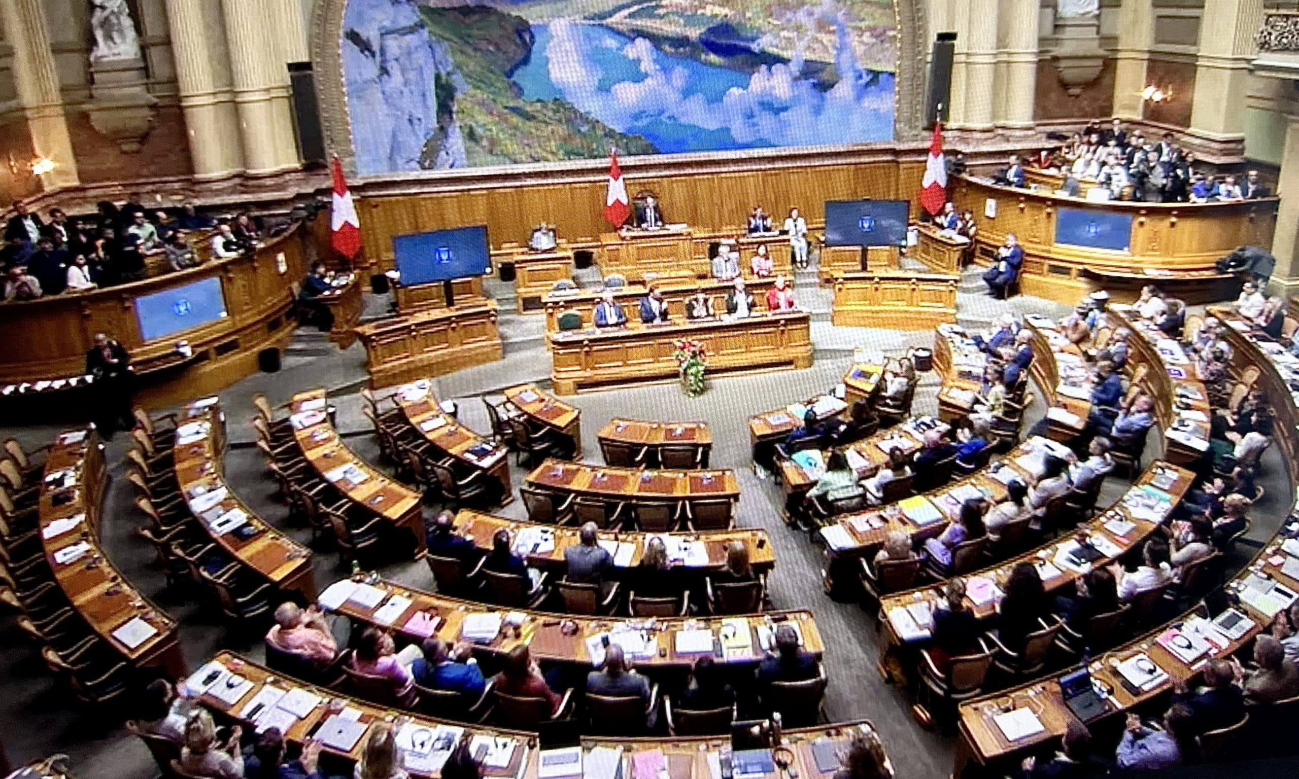 Депутаты от Швейцарской народной партии (SVP) 15 июня 2023 года покинули свои парламентские кресла перед видеообращением Президента Украины Владимира Зеленского. Отказ от диалога демонстрирует понимание «Путина и его войны за русскую душу». Фото экрана с прямой трансляции SRF Info.