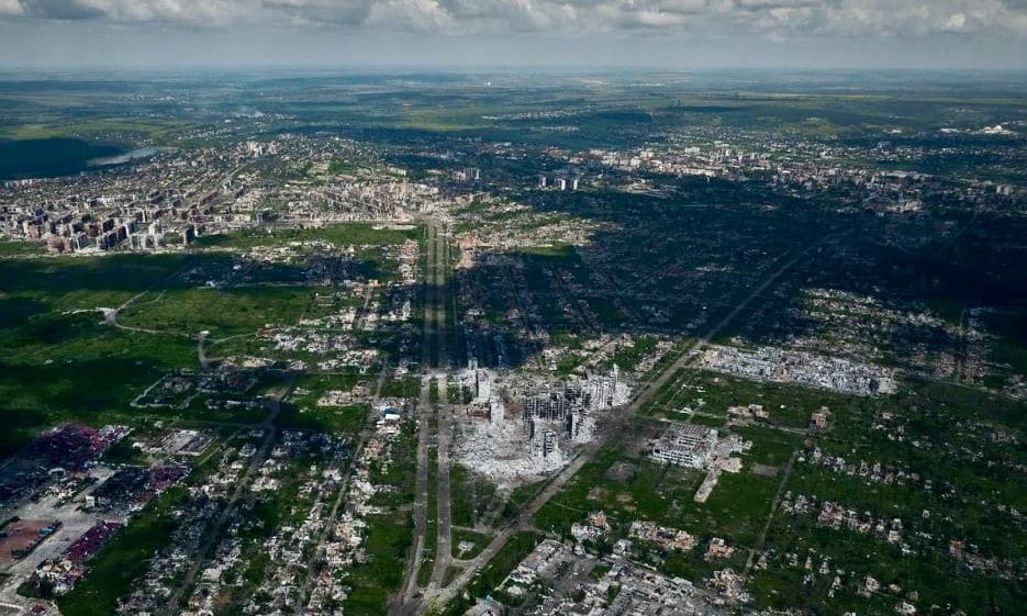 Разрушенные города Украины. Из серии фотоснимков военных фотокорреспондентов в Instagram @Zelenskiy_official. 29 июня 2023 г.