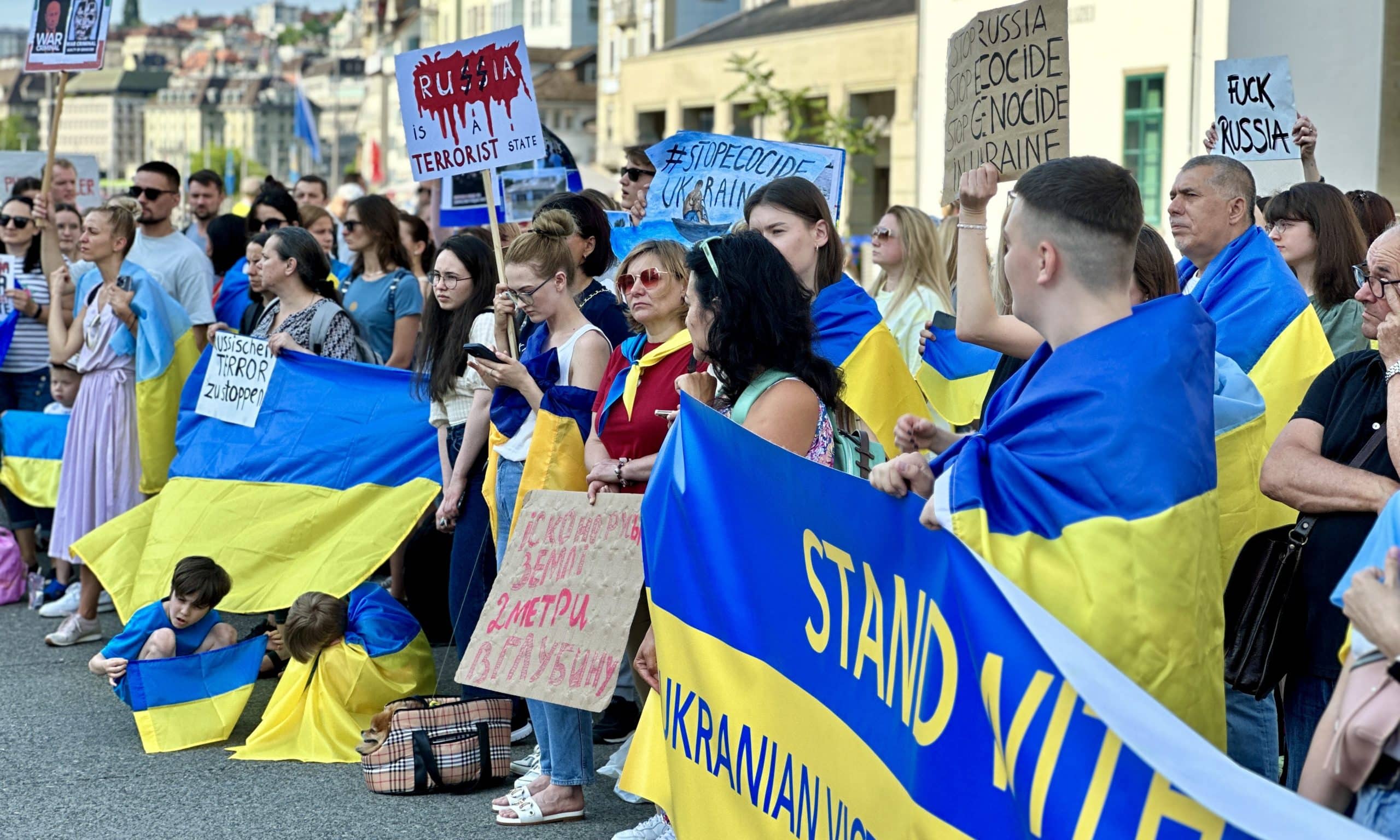 После того, как в ночь на 6 июня Россия подорвала Каховскую ГЭС, акции солидарности с Украиной прошли во многих странах. В Цюрихе митинг и шествие объединили более тысячи людей. Организовали акцию Helvetia For Ukraine и Ukrainischer Verein Zentral und Ostschweiz. 7 июня 2023 г. (© forall.swiss)