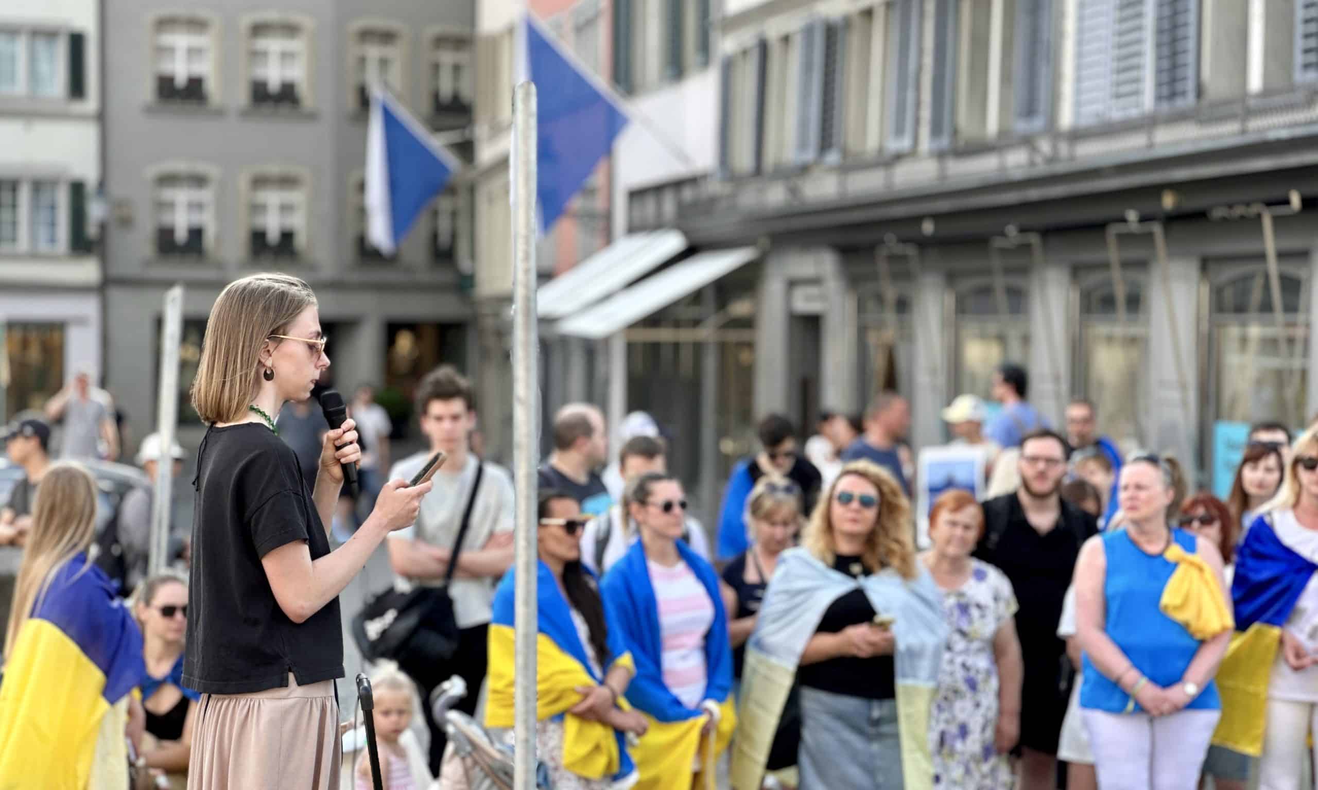 После того, как в ночь на 6 июня Россия подорвала Каховскую ГЭС, акции солидарности с Украиной прошли во многих странах. В Цюрихе митинг и шествие объединили более тысячи людей. Организовали акцию Helvetia For Ukraine и Ukrainischer Verein Zentral und Ostschweiz. 7 июня 2023 г. (© forall.swiss)