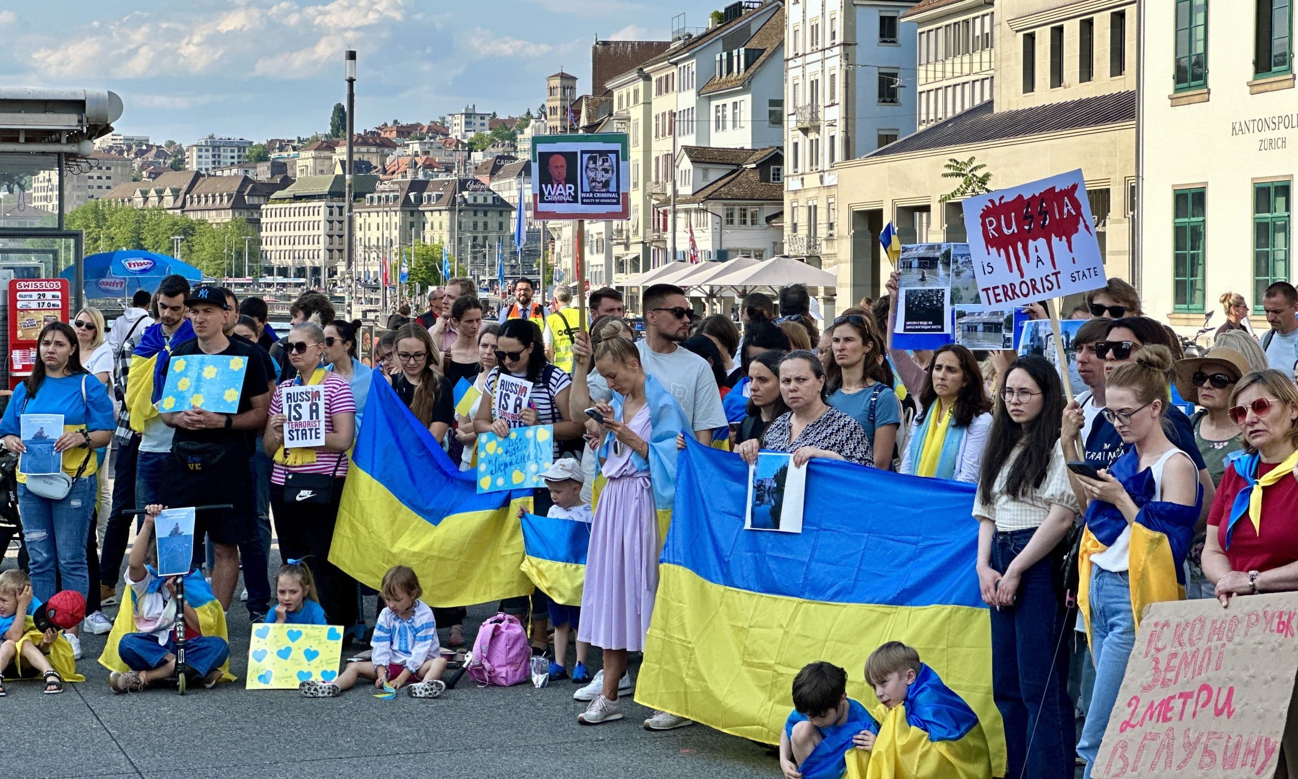 После того, как в ночь на 6 июня Россия подорвала Каховскую ГЭС, акции солидарности с Украиной прошли во многих странах. В Цюрихе митинг и шествие объединили более тысячи людей. Организовали акцию Helvetia For Ukraine и Ukrainischer Verein Zentral und Ostschweiz. 7 июня 2023 г. (© forall.swiss)