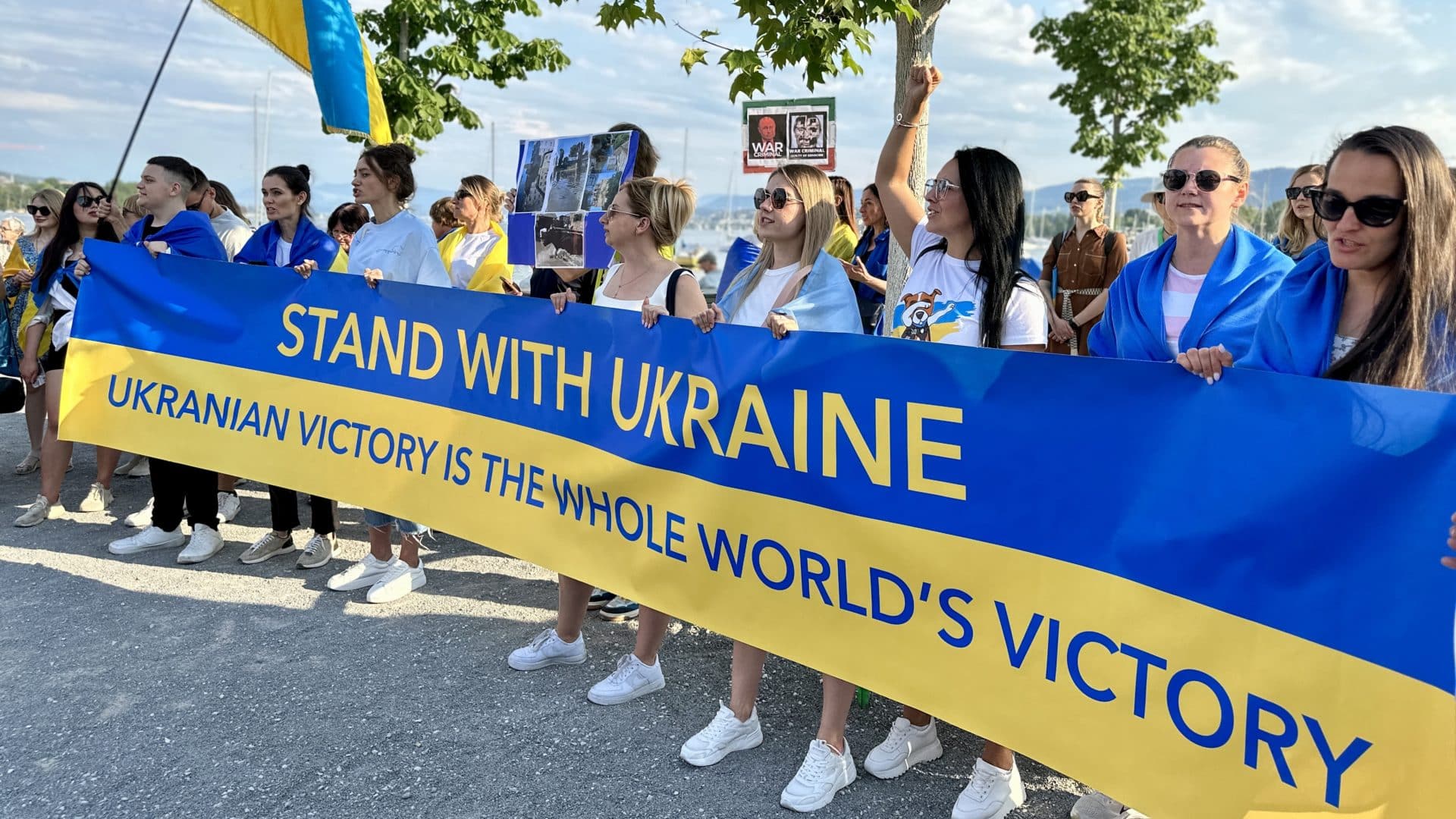 После того, как в ночь на 6 июня Россия подорвала Каховскую ГЭС, акции солидарности с Украиной прошли во многих странах. В Цюрихе митинг и шествие объединили более тысячи людей. Организовали акцию Helvetia For Ukraine и Ukrainischer Verein Zentral und Ostschweiz. 7 июня 2023 г. (© forall.swiss)
