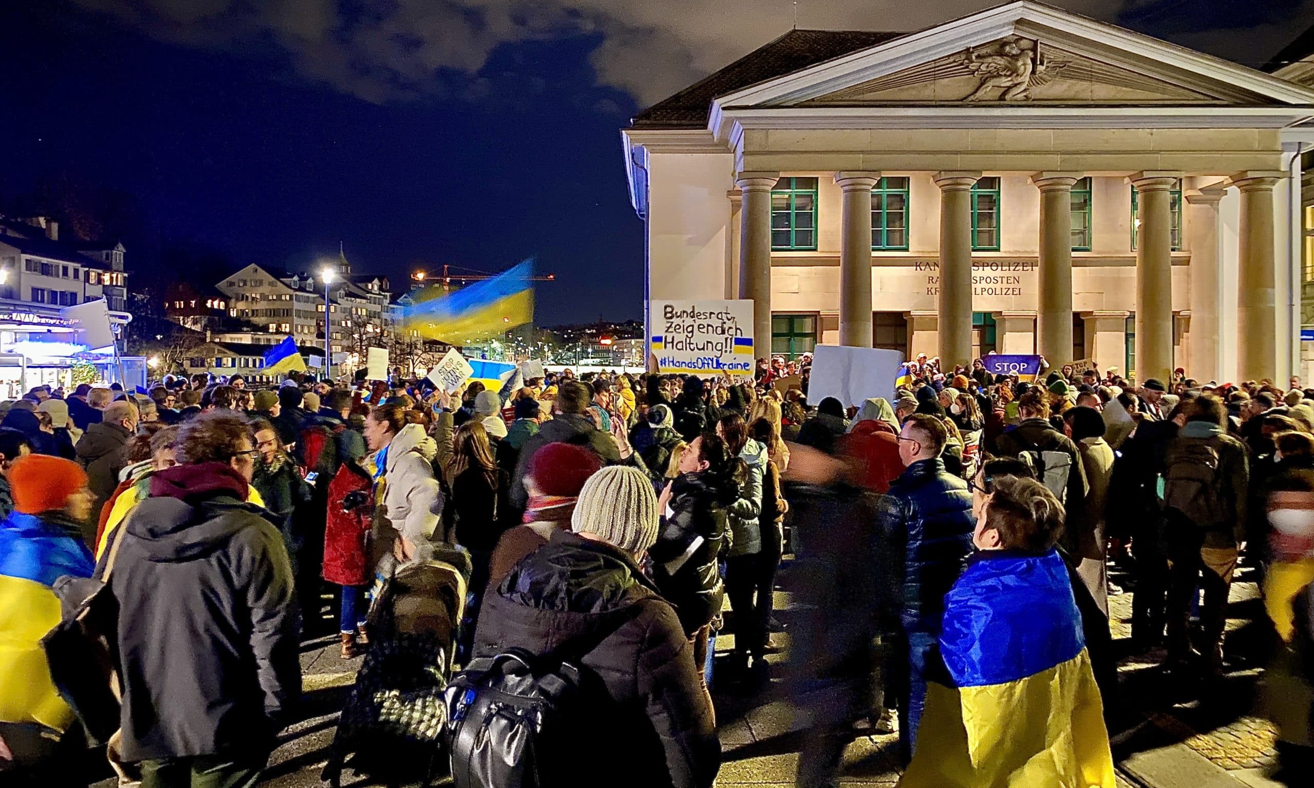 «Федеральный совет, покажите свое отношение. Руки прочь от Украины». Цюрих, 24 февраля 2022 г. (© forall.swiss)
