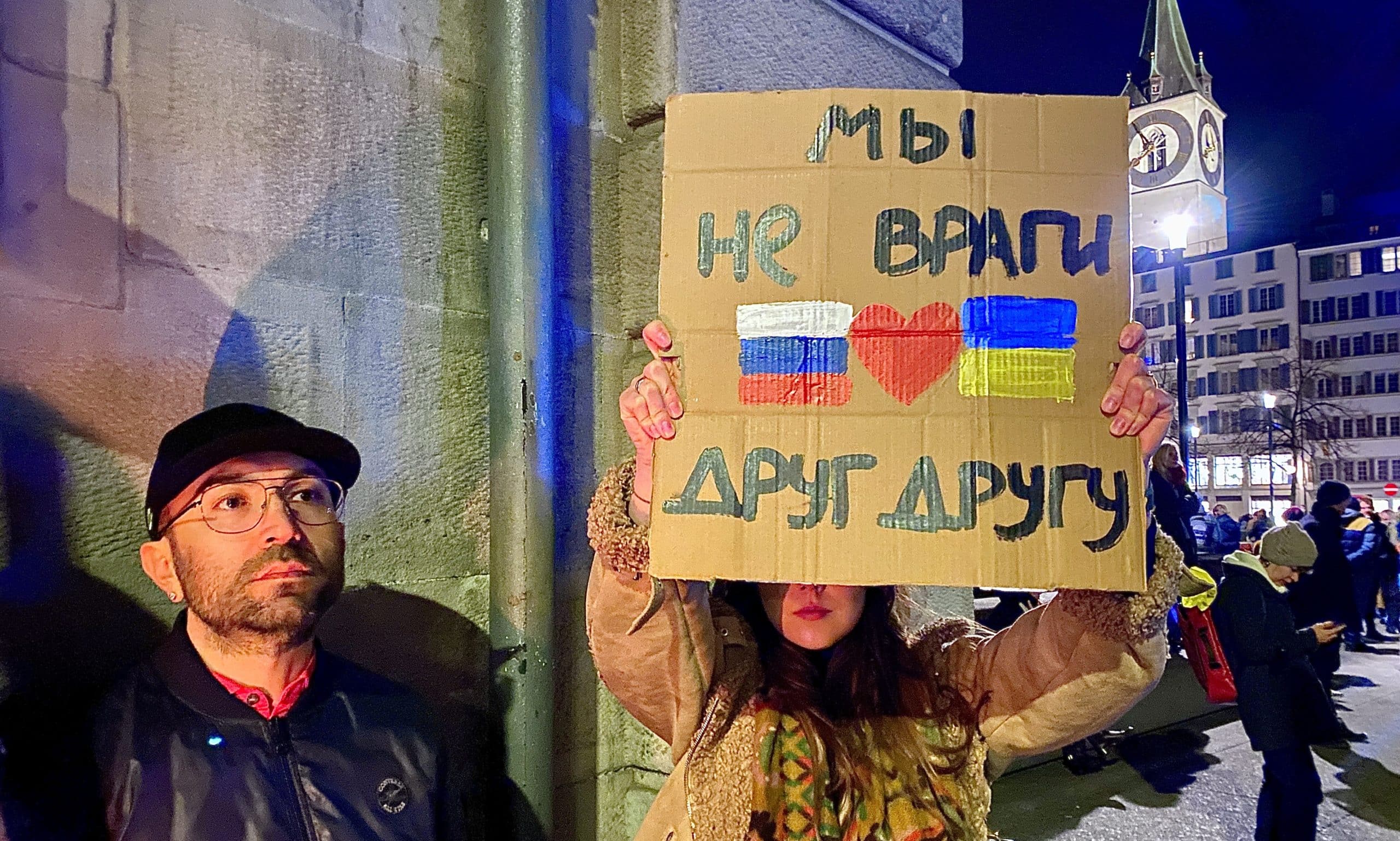24 февраля 2022 года в Цюрихе на акции солидарности с Украиной. С тех пор десятки тысяч преступлений агрессии и военных преступлений России в Украине, полномасштабное молчание мирных российских граждан проявили в мире более решительные настроения. (© forall.swiss)