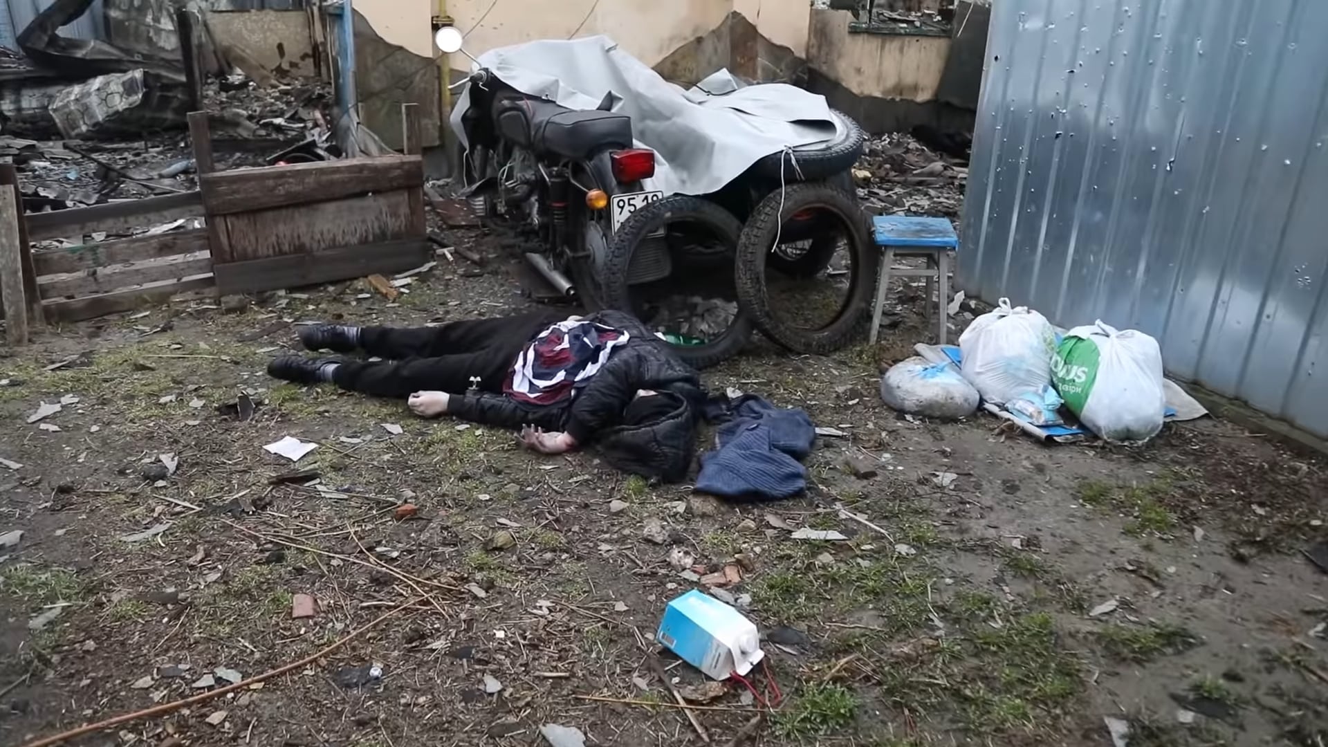 Убитая во время российской оккупации женщина. Буча, 3 апреля 2022 г. (© Військове телебачення України, Creative Commons Attribution 3.0 Unported)