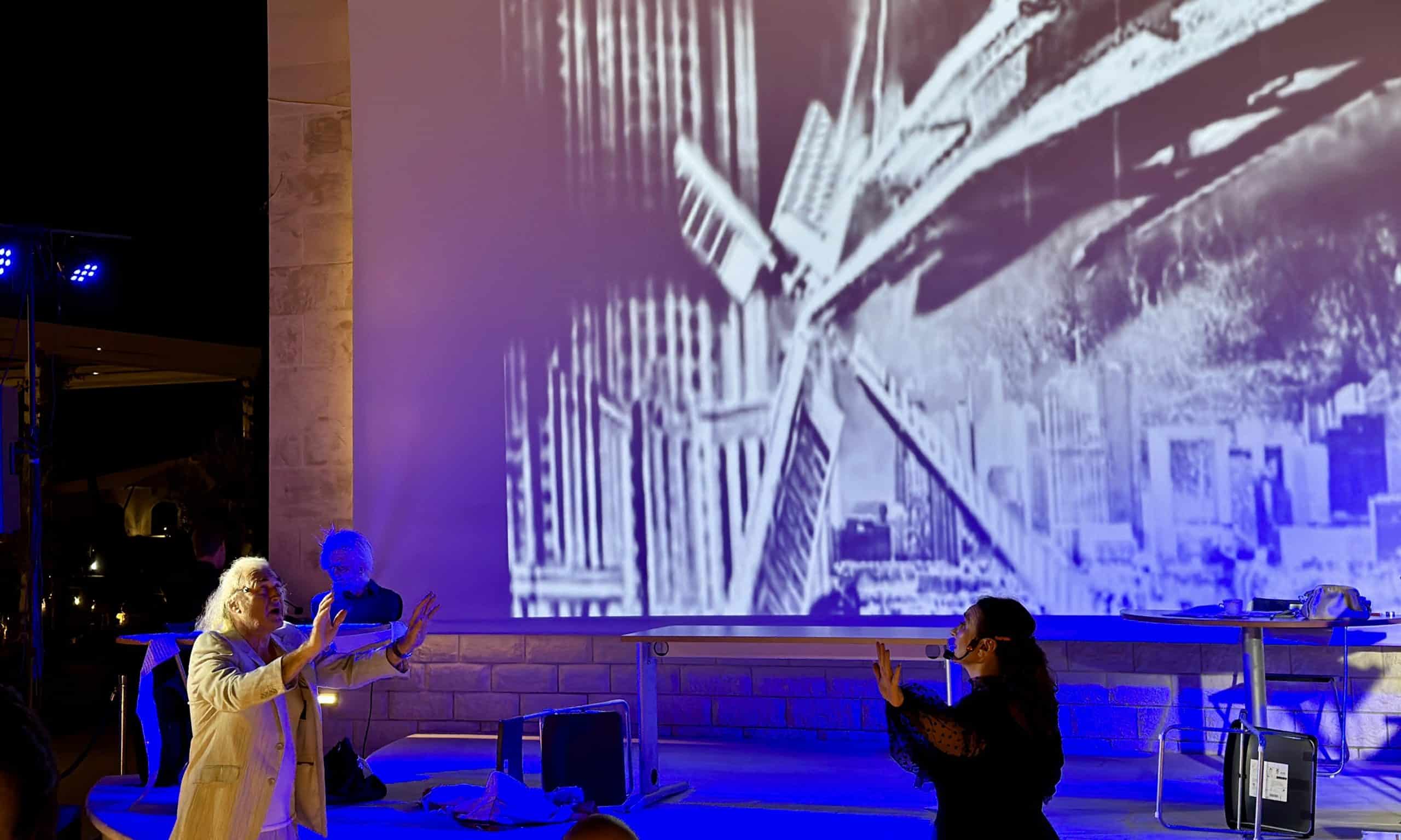 «История отвратительна, а жизнь прекрасна». EuropeanACTheatre. В спектакле «Альмар» по одноименной пьесе Александра Гельмана пересеклись Станиславский и Брехт. VIII форум свободной культуры СловоНово. Луштица, Черногория. 26 сентября 2023 г. (© forall.swiss)