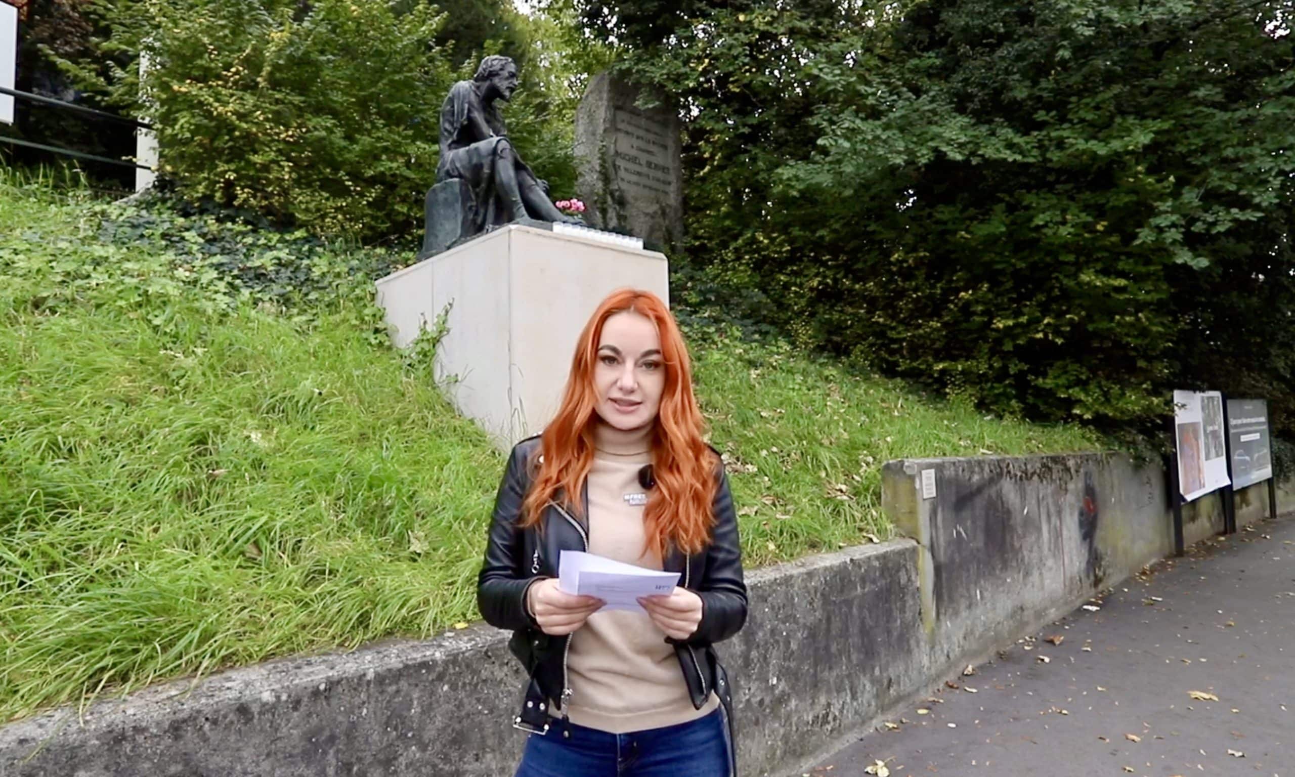 Катерина Васильева читает имена жертв советских репрессий в Женеве у мемориала Мигелю Сервету. Акция «Возвращение имен». Сообщество «Россия Будущего - Швейцария». 29 октября 2029 г. (© Катерина Васильева)