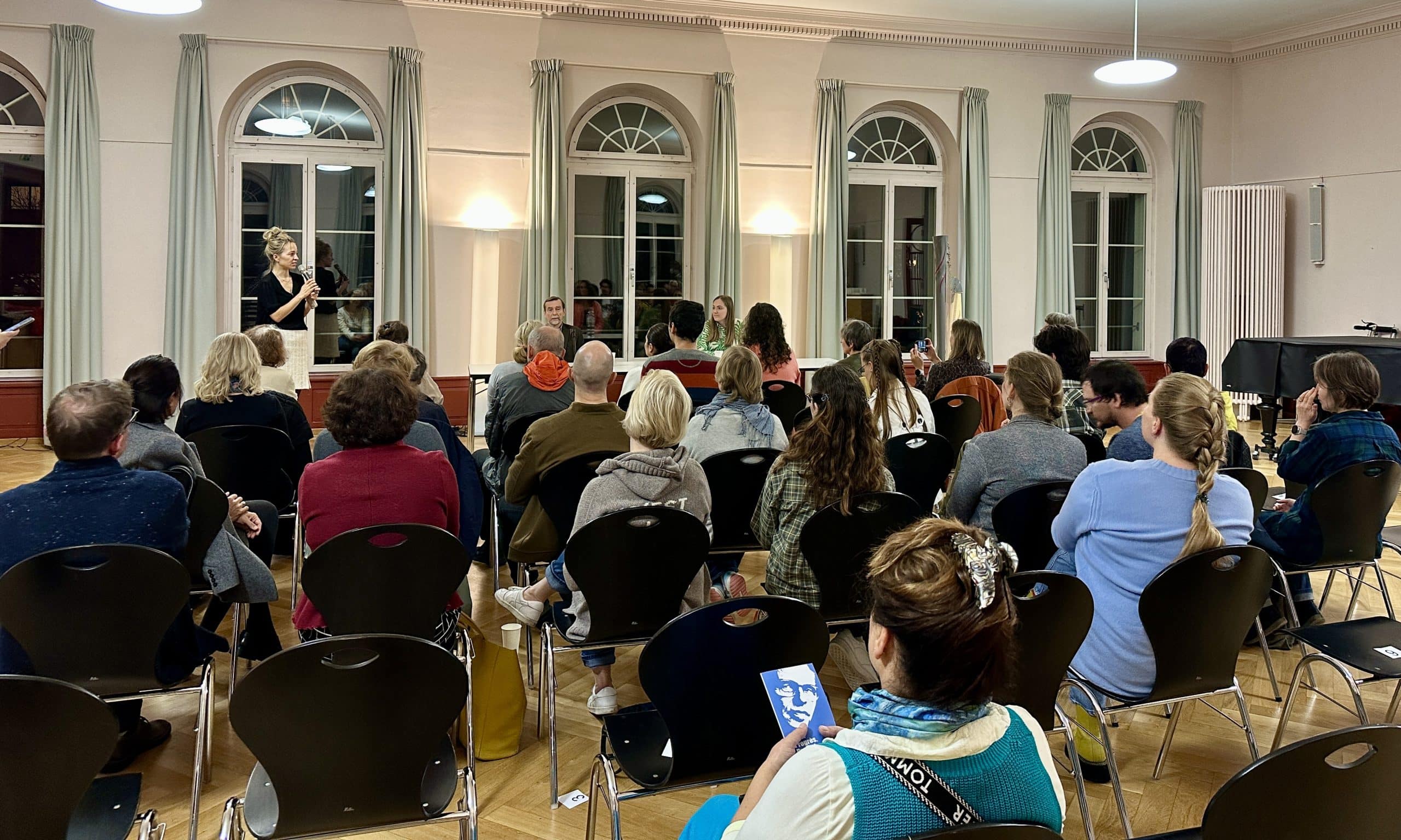 Встречу с правозащитником Львом Пономаревым 26 октября 2023 года в Цюрихе организовало сообщество «Россия Будущего - Швейцария». (© forall.swiss)