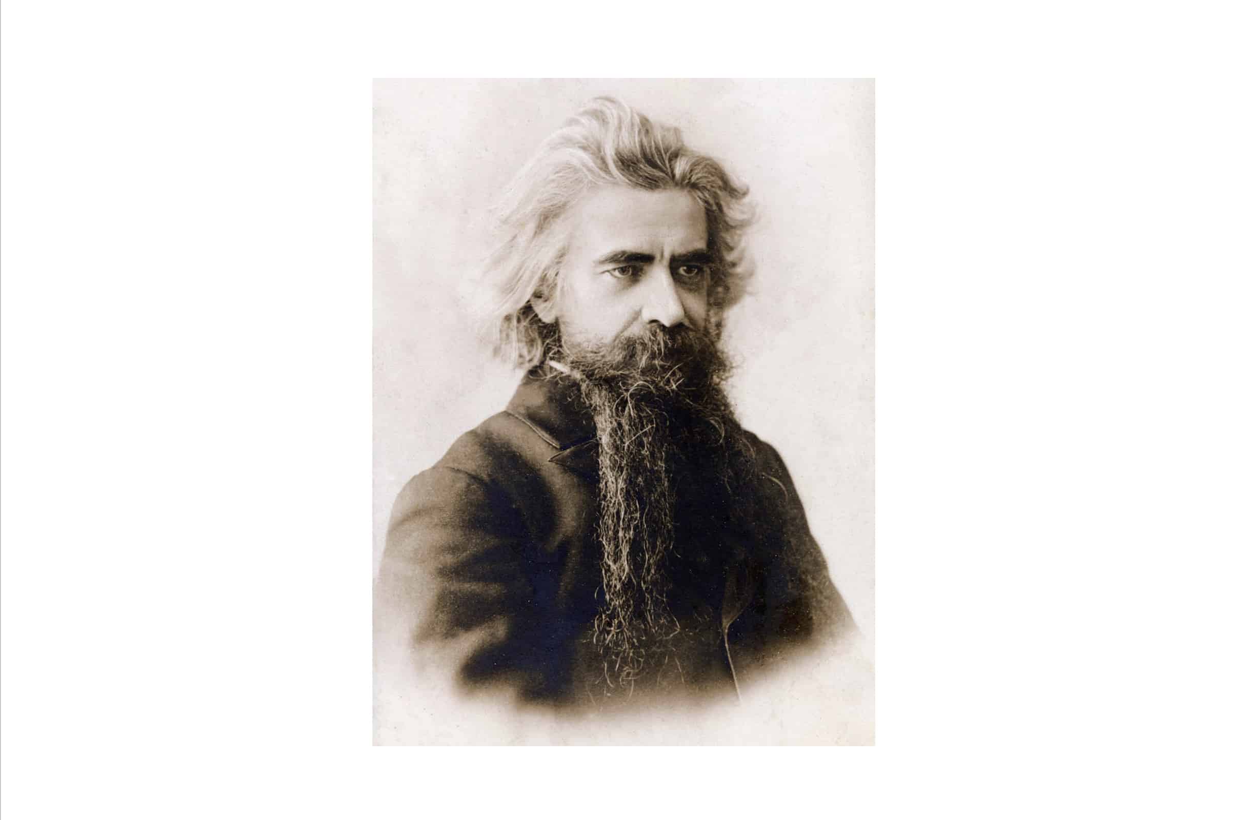 Владимир Сергеевич Соловьев (1853-1900), русский религиозный мыслитель, мистик, поэт и публицист, литературный критик, преподаватель, почётный академик Императорской Академии наук по разряду изящной словесности. На фото 1890-е. (Общественное достояние)