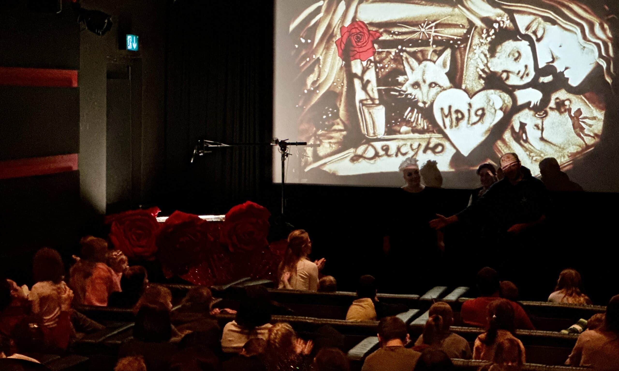 Спектакль песочной анимации «Маленький принц». Артистка Вера Сивороткина. Во взаимодействии с украинской школой в Швейцарии «Мрія». Цюрих, 6 января 2024 г. (© forall.swiss)