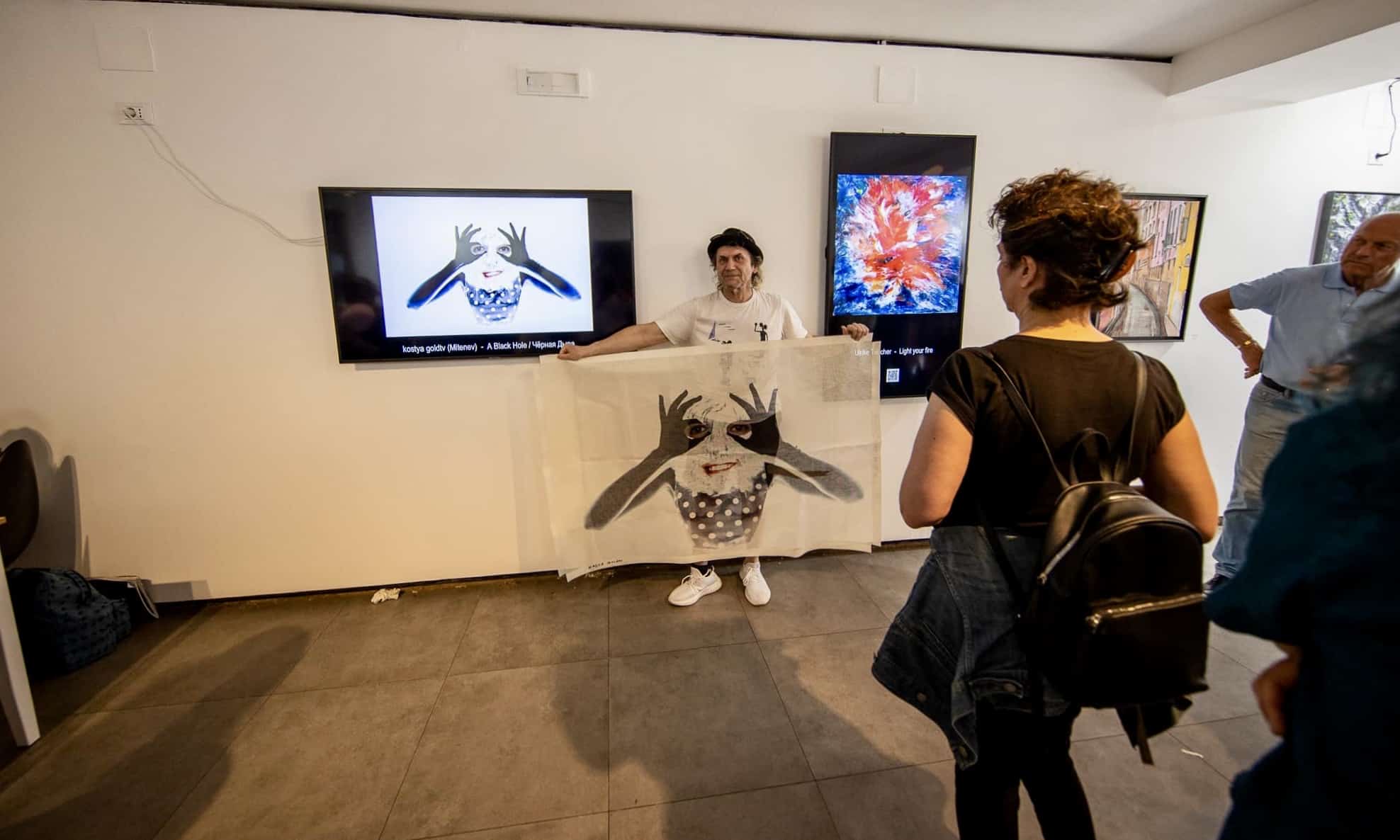Art picket “Do Art! Not War! May 14, 2022 at an exhibition in Venice. (© kostya goldtv)
