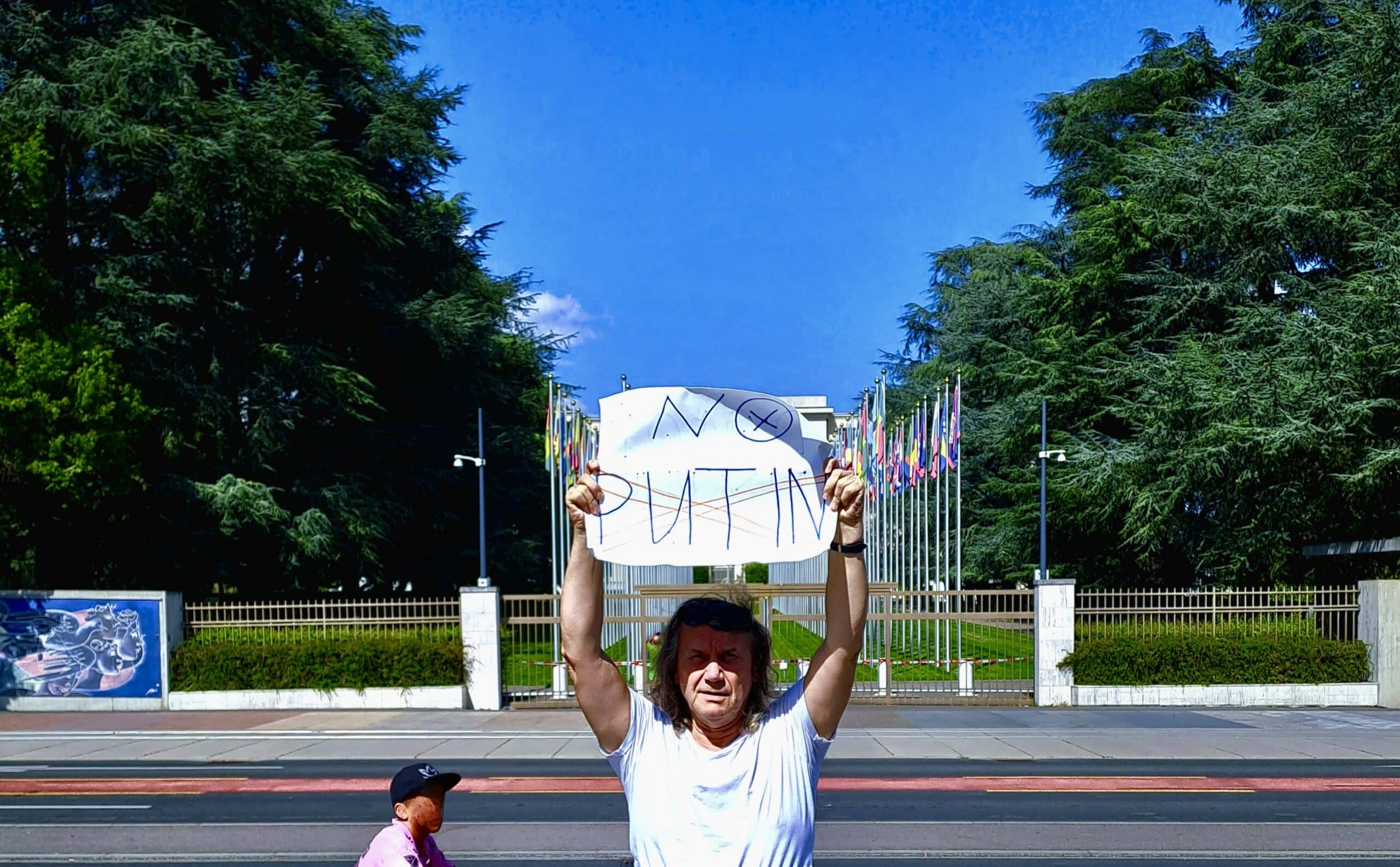 “No Putin!” Single picket by Kisti Mitenev in front of the UN in Geneva. August 20, 2023 (© kostya goldtv)