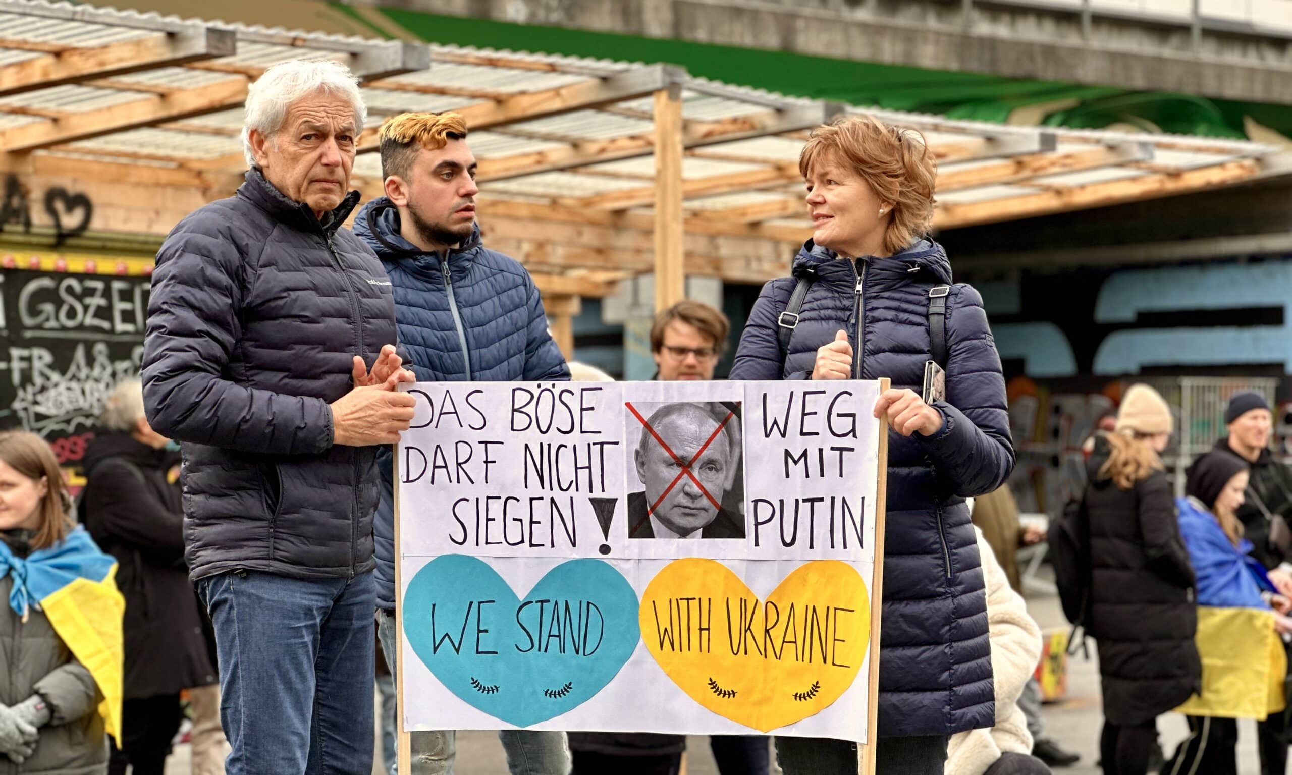 Манифестация солидарности с Украиной 24 февраля 2024 года объединила в Берне несколько тысяч человек. Надписи на транспарантах дают представление о настроениях активных и неравнодушных жителей Швейцарии. (© forall.swiss)