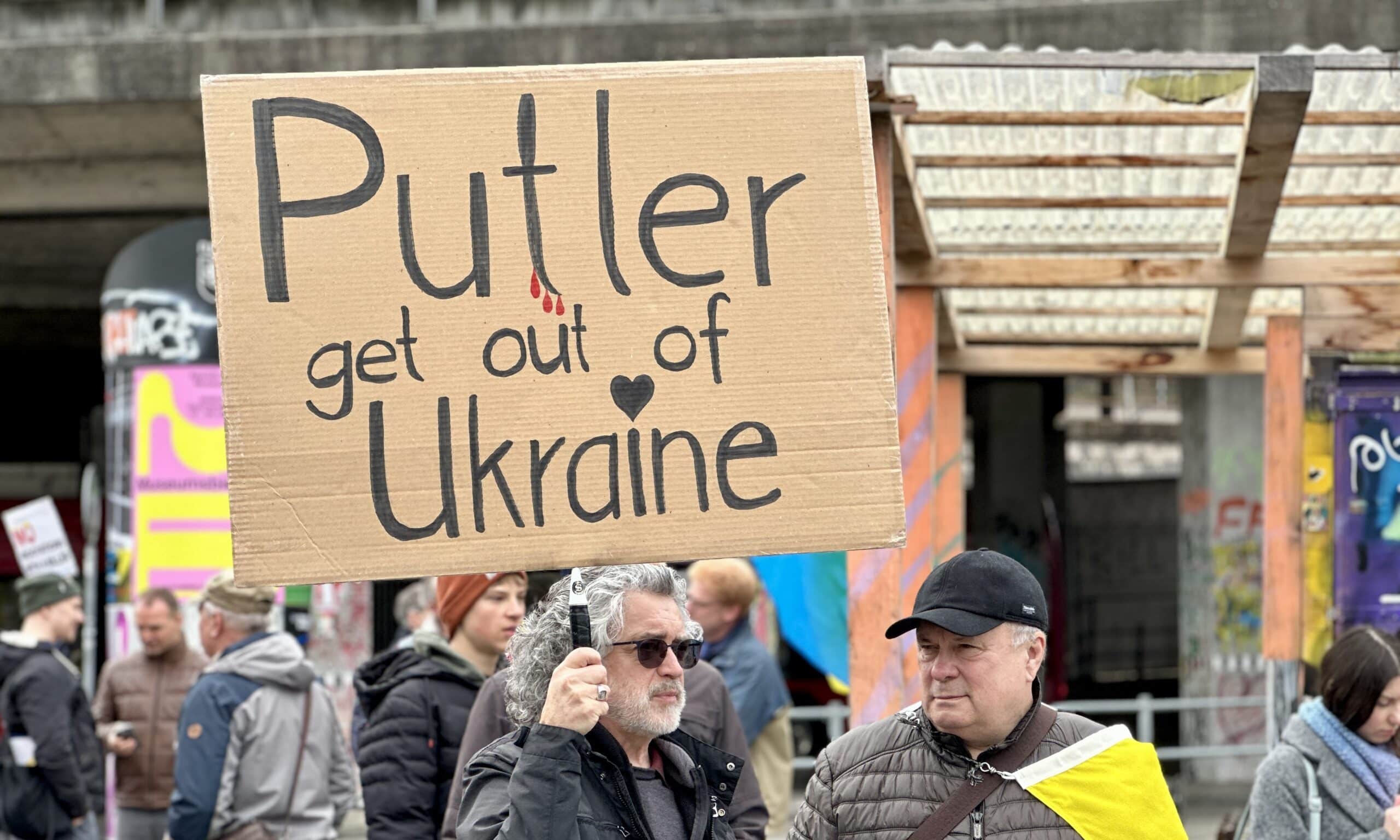 Манифестация солидарности с Украиной 24 февраля 2024 года объединила в Берне несколько тысяч человек. Надписи на транспарантах дают представление о настроениях активных и неравнодушных жителей Швейцарии. (© forall.swiss)