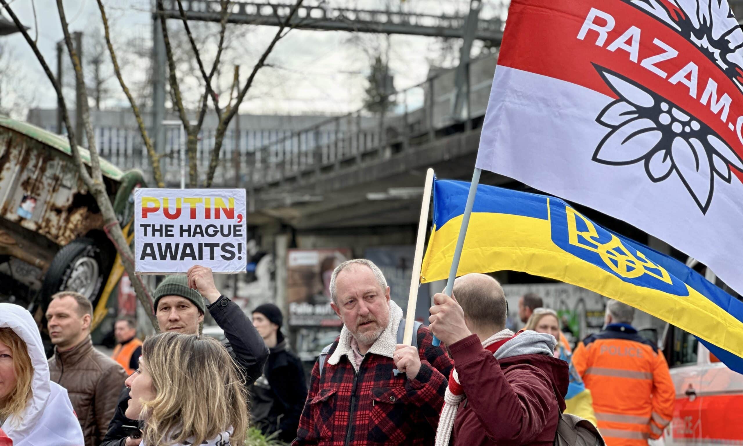 Манифестация солидарности с Украиной 24 февраля 2024 года объединила в Берне несколько тысяч человек. Надписи на транспарантах дают представление о настроениях активных и неравнодушных жителей Швейцарии. (© forall.swiss)