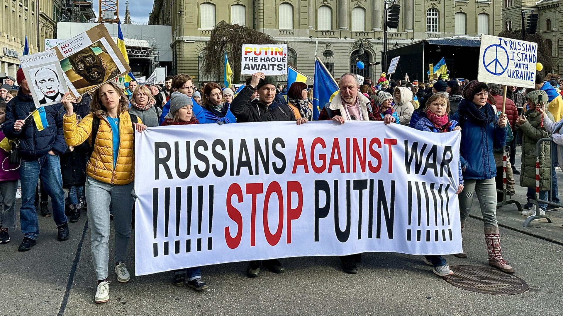 Манифестация солидарности с Украиной 24 февраля 2024 года объединила в Берне несколько тысяч человек. Надписи на транспарантах дают представление о настроениях активных и неравнодушных жителей Швейцарии. (© forall.swiss)