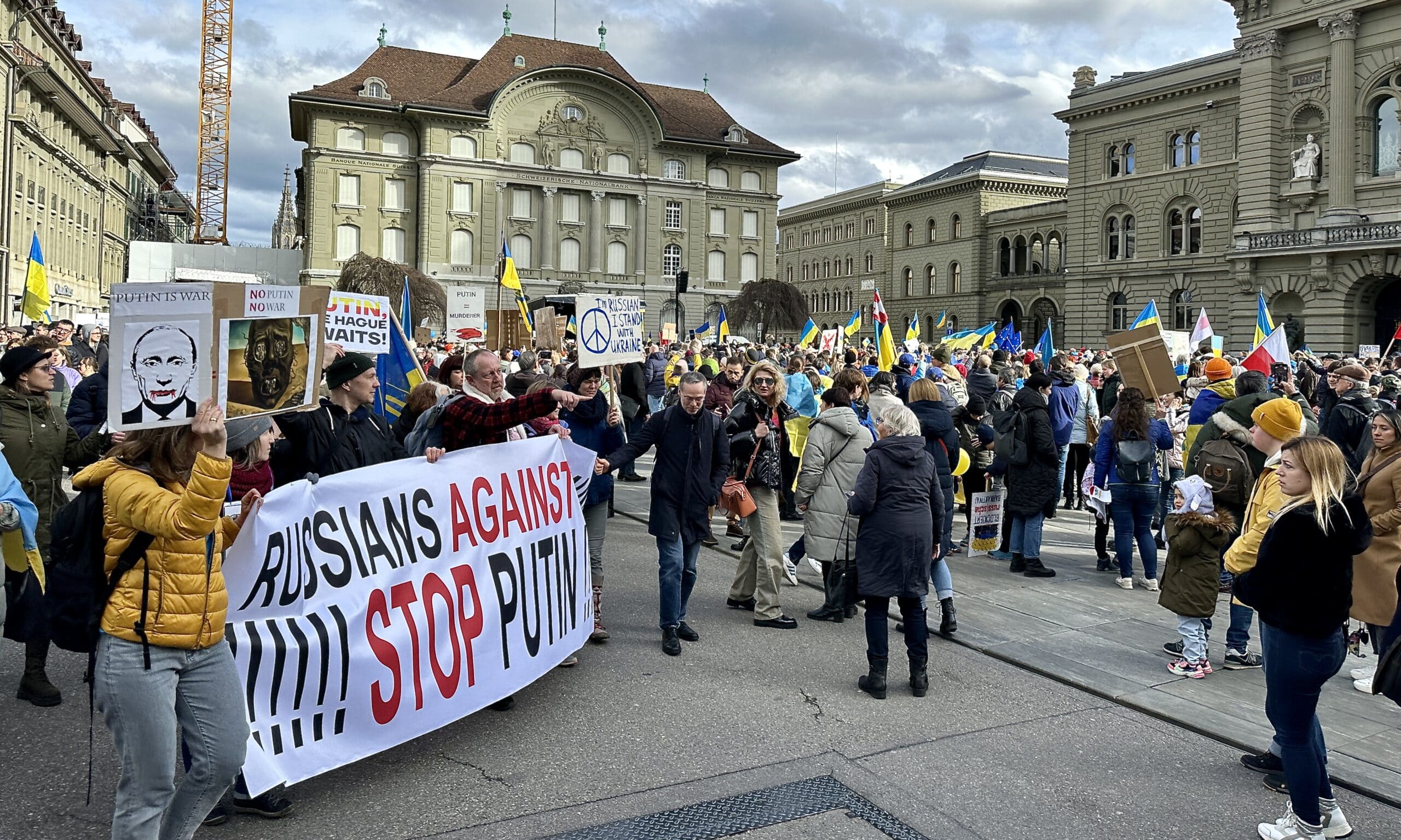 Манифестация солидарности с Украиной 24 февраля 2024 года объединила в Берне несколько тысяч человек. Надписи на транспарантах дают представление о настроениях активных и неравнодушных жителей Швейцарии. (© forall.swiss)