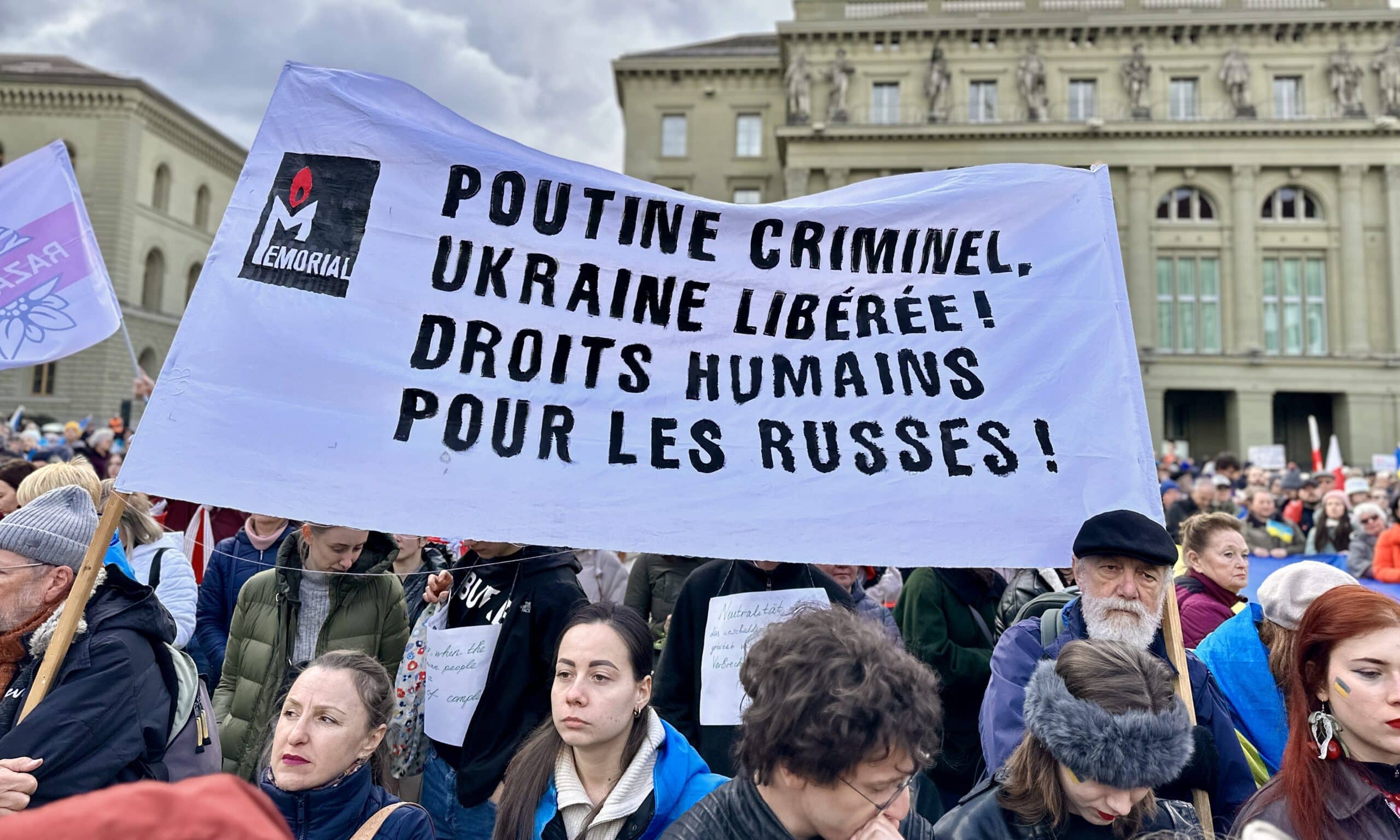 Манифестация солидарности с Украиной 24 февраля 2024 года объединила в Берне несколько тысяч человек. Надписи на транспарантах дают представление о настроениях активных и неравнодушных жителей Швейцарии. (© forall.swiss)