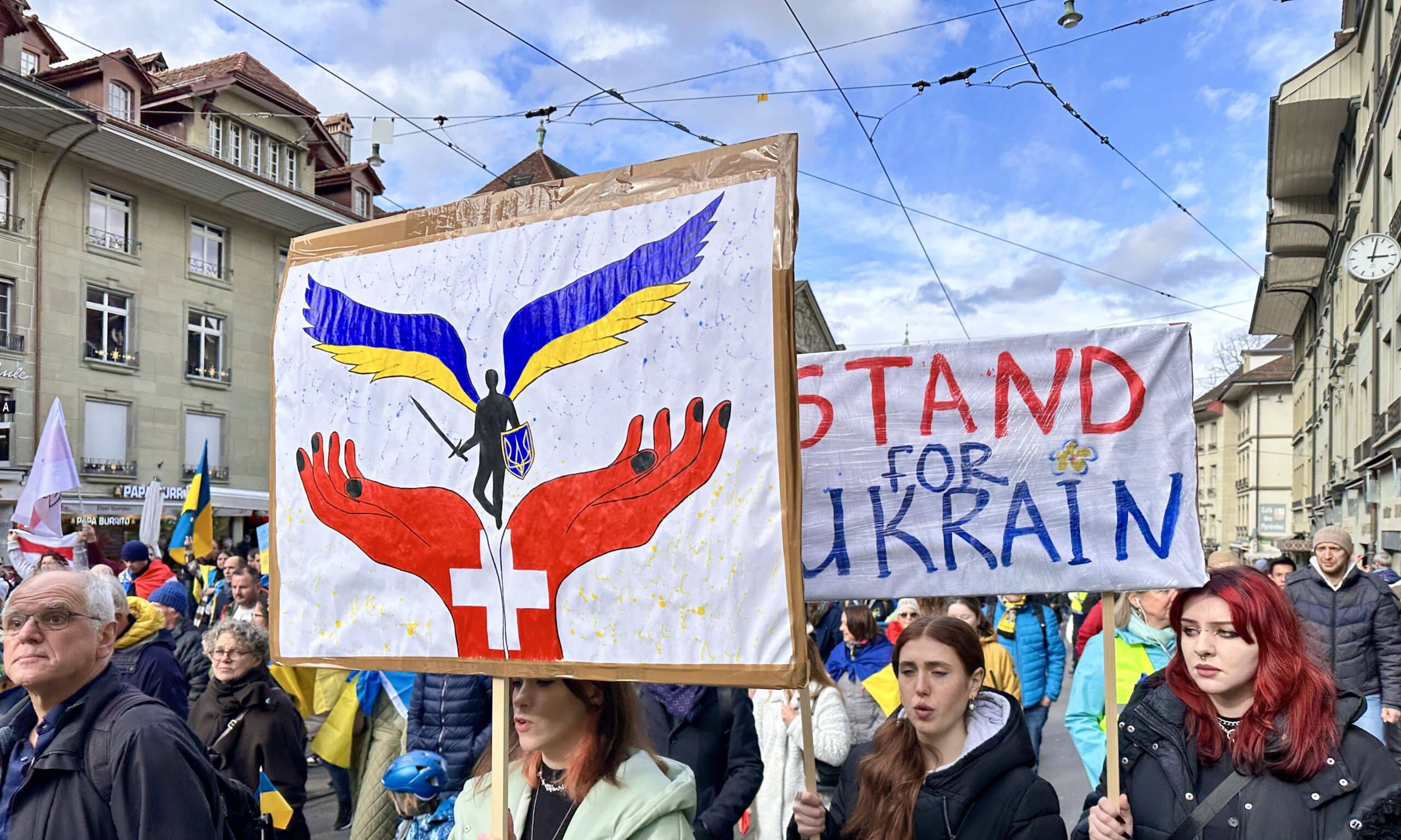 Манифестация солидарности с Украиной в Берне после двух лет кровопролитной войны России против Украины. 24 февраля 2024 г. (© forall.swiss)