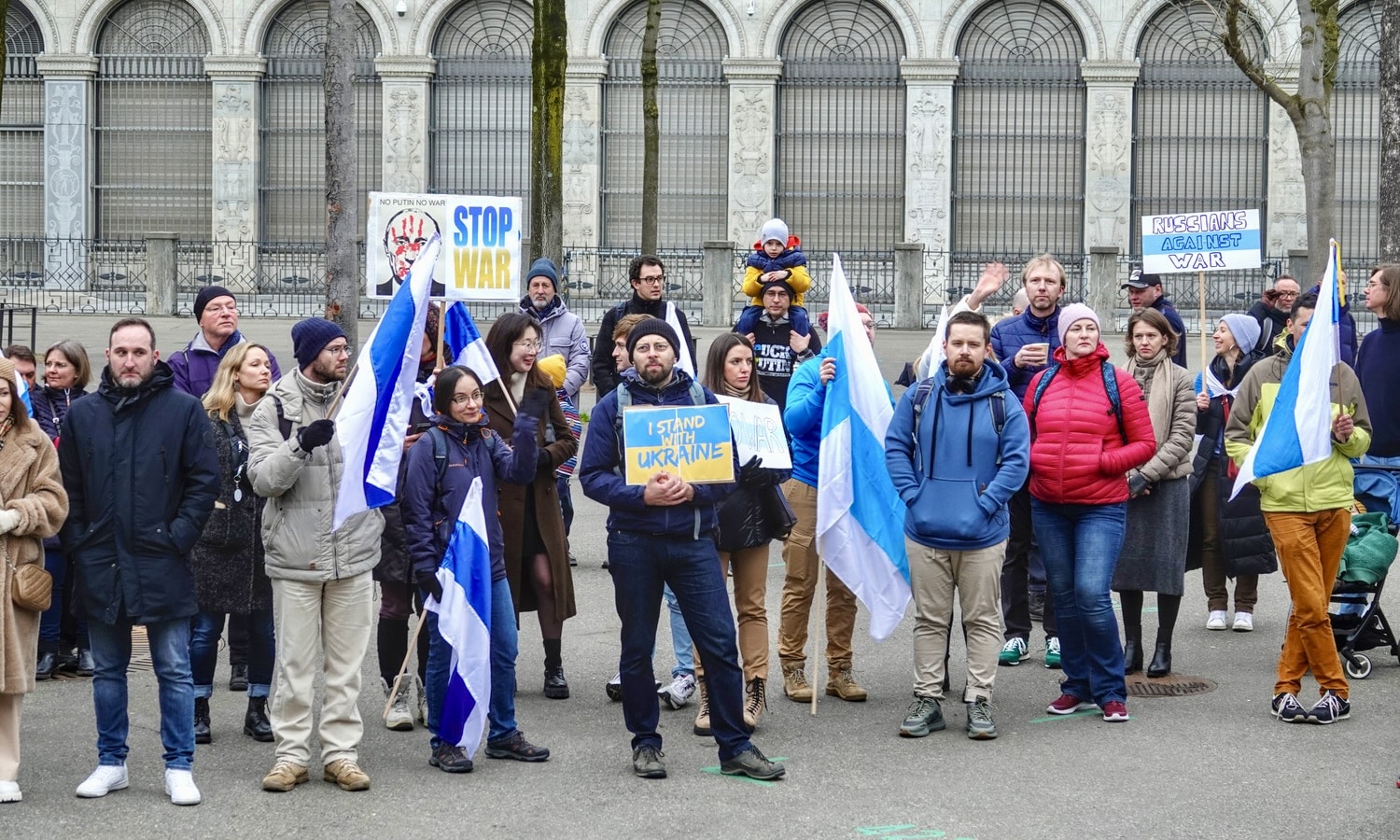 На митинге солидарности с Украиной после года российской полномасштабной агрессии, который организовали в Цюрихе демократически настроенные россияне. 25 февраля 2023 г. (© Илья Фомин)