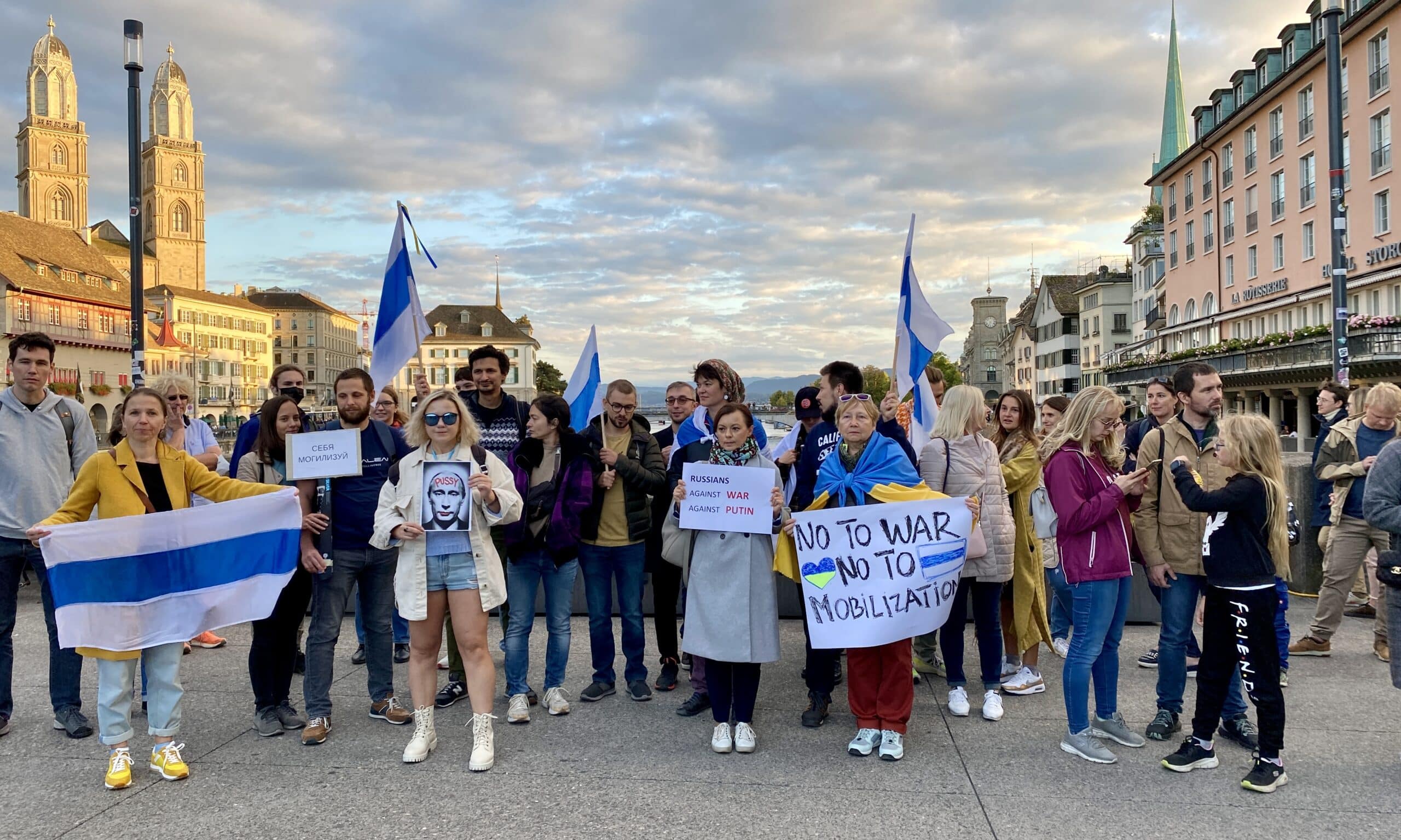 Митинг солидарности с Украиной вблизи городской ратуши. Цюрих, сентябрь 2022 г. (© forall.swiss)