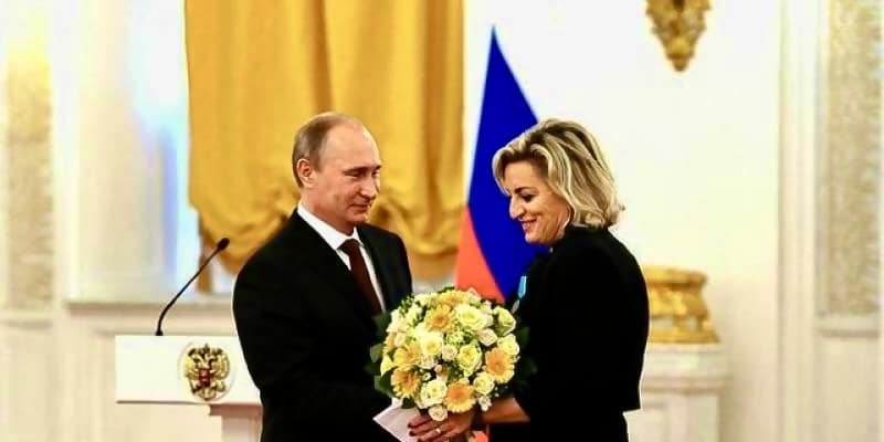 Российский президент Владимир Путин награждает медалью Пушкина Сильвию Бурини, директрису итальянского Центра изучения русского искусства. 4 ноября 2014 г. (www.dagospia.com)