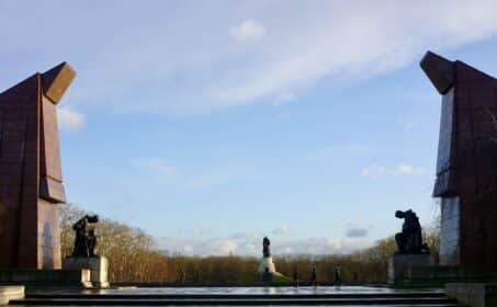 Песни с мертвыми. Андрей Архангельский — о 9 мая в Трептов-парке