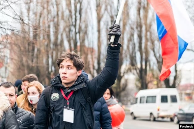 Координатор штаба Навального в Калининграде Егор Чернюк получил образование в престижном американском колледже, но решил не работать в крупной корпорации, а увлекся андеграундной музыкальной сценой. (Facebook)