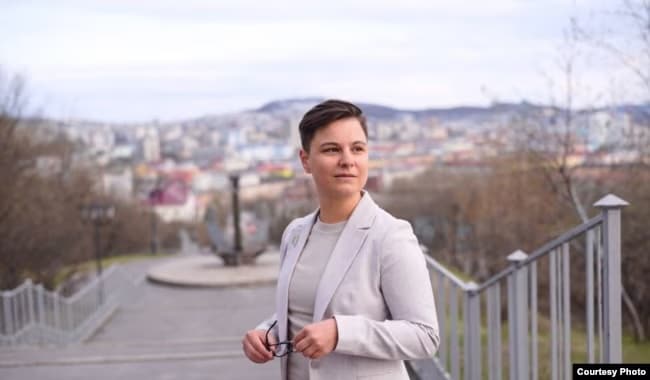 Виолетта Грудина рассказывает в фильме, как ее пытались не допустить к выборам в горсовет Мурманска, отправив, несмотря на отрицательный тест, в «красную зону» коронавирусной больницы. (Coutesy Photo)