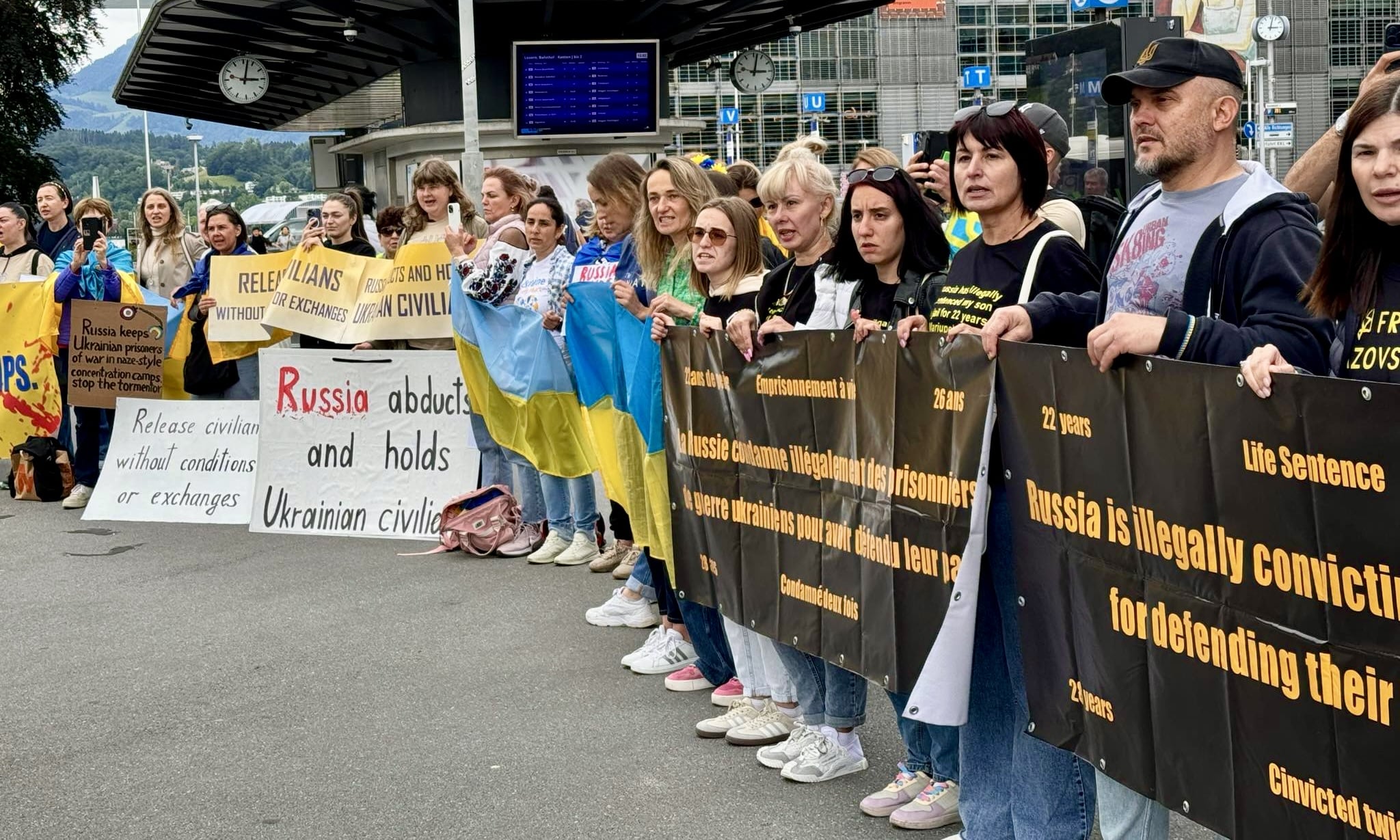 Акция «Save Ukrainian POWs! Free civilian detainees! Return Ukrainian kids home!». Люцерн, 15 июня 2024 г. (© Костянтин Мінков / Kostiantyn Minkov)