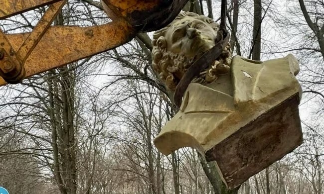 Демонтаж пам'ятника Олександру Пушкіну в Краматорську Донецької області, 30 грудня 2022 р. (Олександр Гончаренко, Facebook)