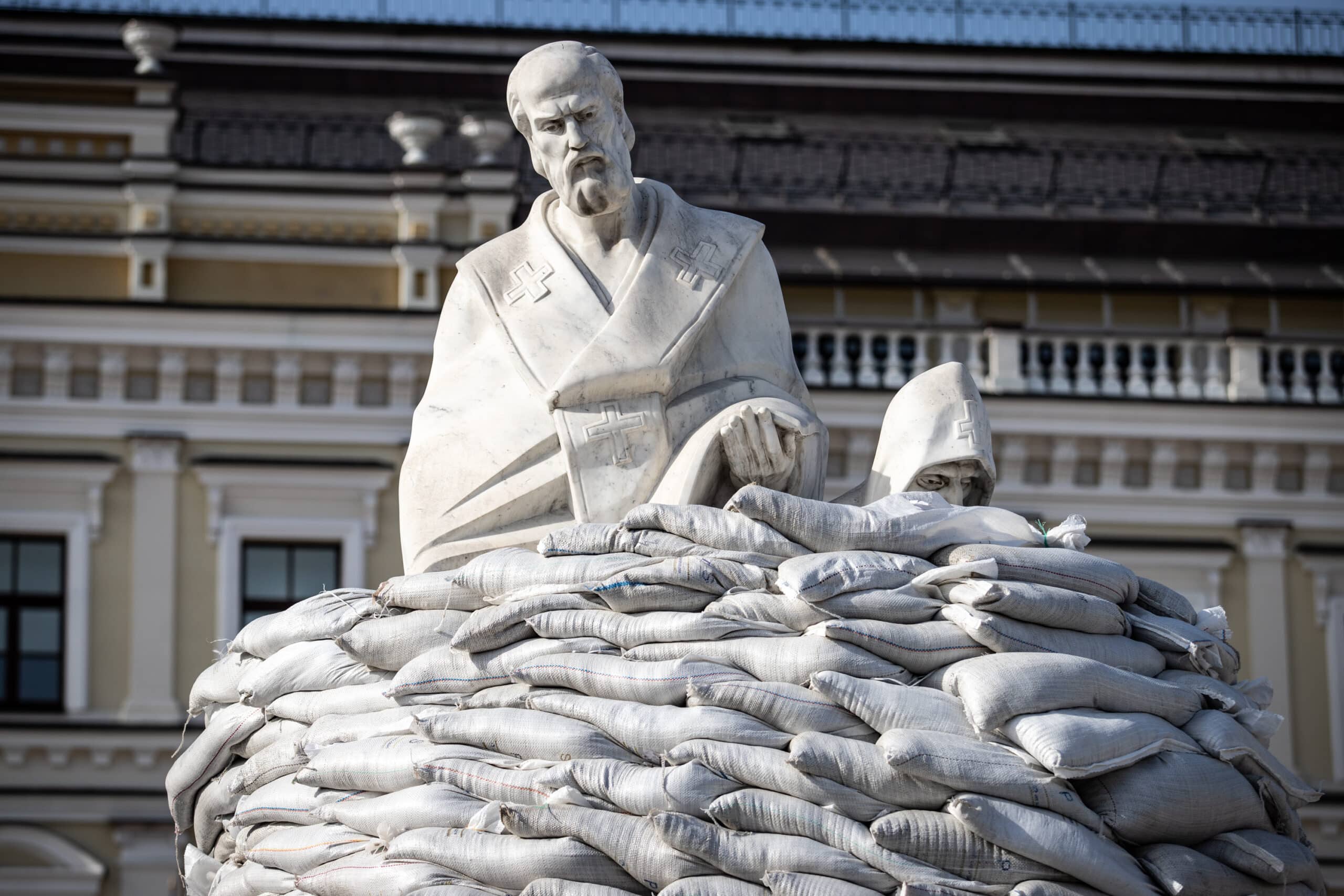 Памятник Кириллу и Мефодию в Киеве, защищенный мешками с песком. 28 марта 2022 г. (© Kyivcity.gov.ua, Creative Commons Attribution 4.0 International)