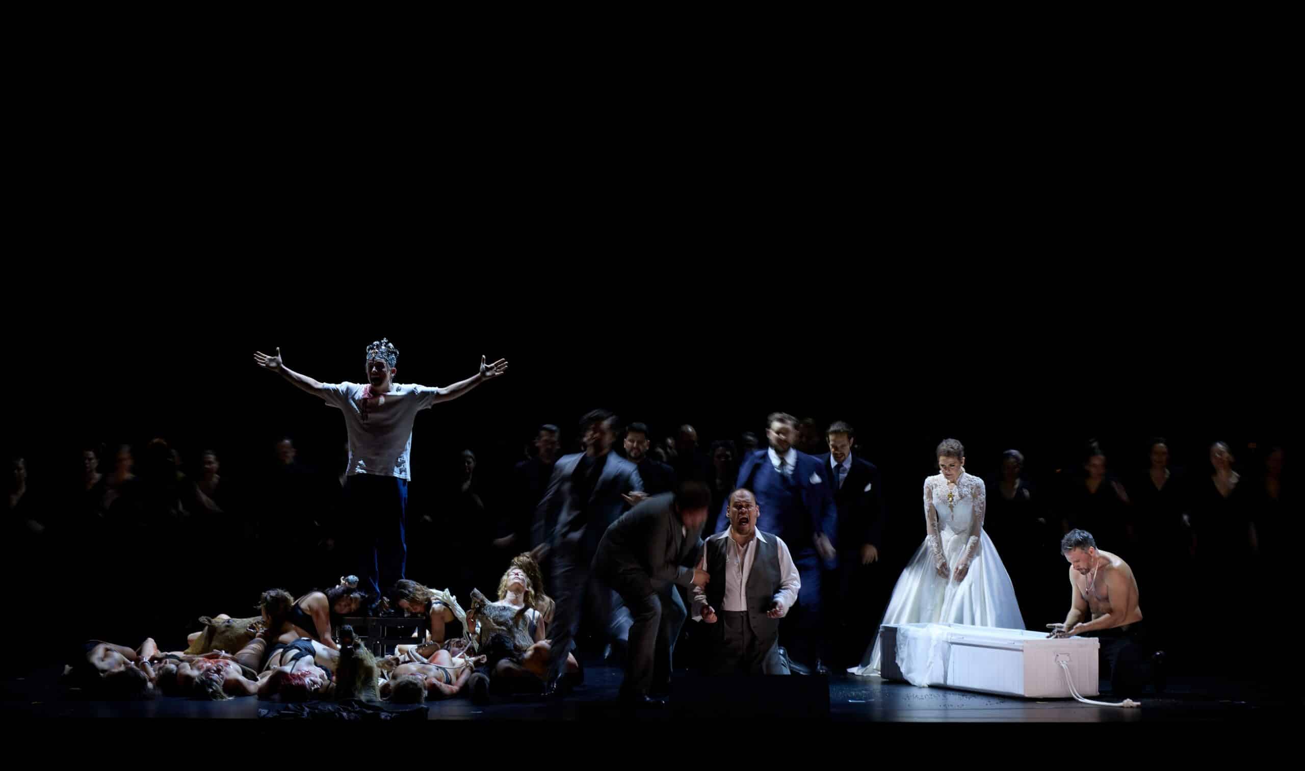 Кровь и страдания жертв взывают к отмщению, народный вождь Джованни да Прочида (бас Александр Виноградов) поднимает восстание под звон колоколов к вечерне. (© Herwig Prammer / Verdis «I vespri siciliani» am Opernhaus Zürich)