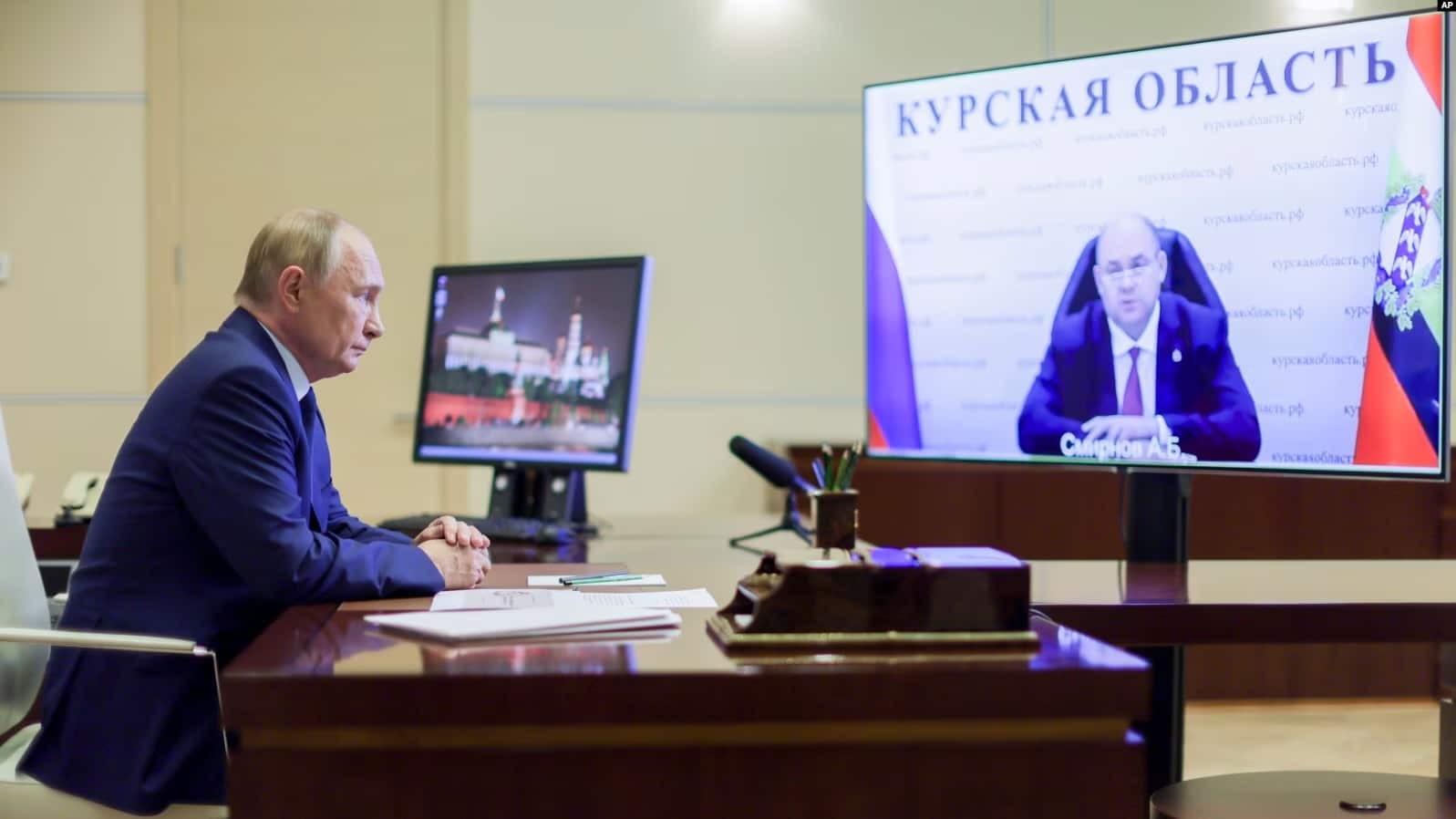 Президент России Владимир Путин слушает отчет исполняющего обязанности губернатора Курской области Алексея Смирнова во время видеоконференции, 8 августа 2024 года. (© AP)