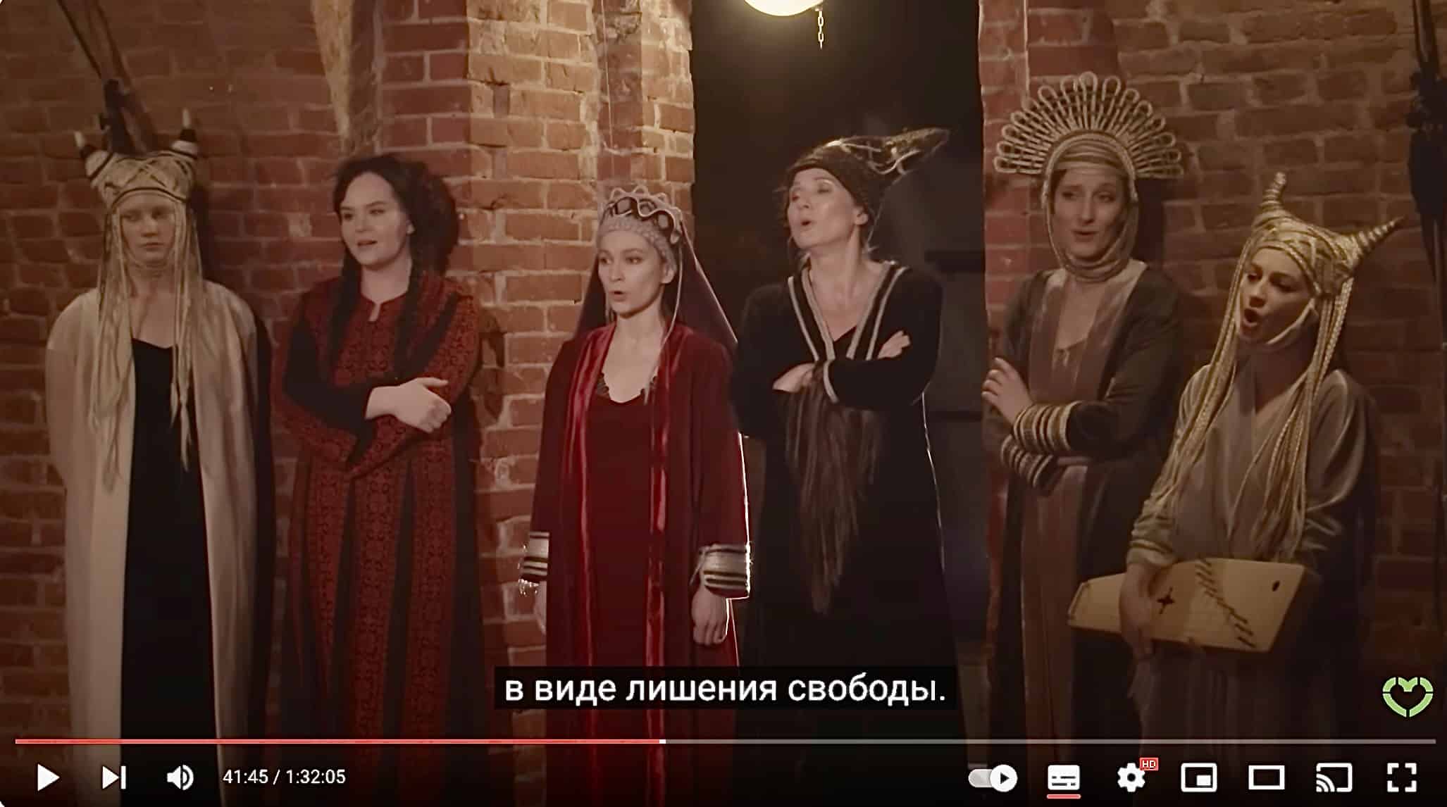 Стоп-кадр видеозаписи спектакля «Финист ясный сокол» в постановке Евгении Беркович по одноименной пьесе Светланы Петрийчук.