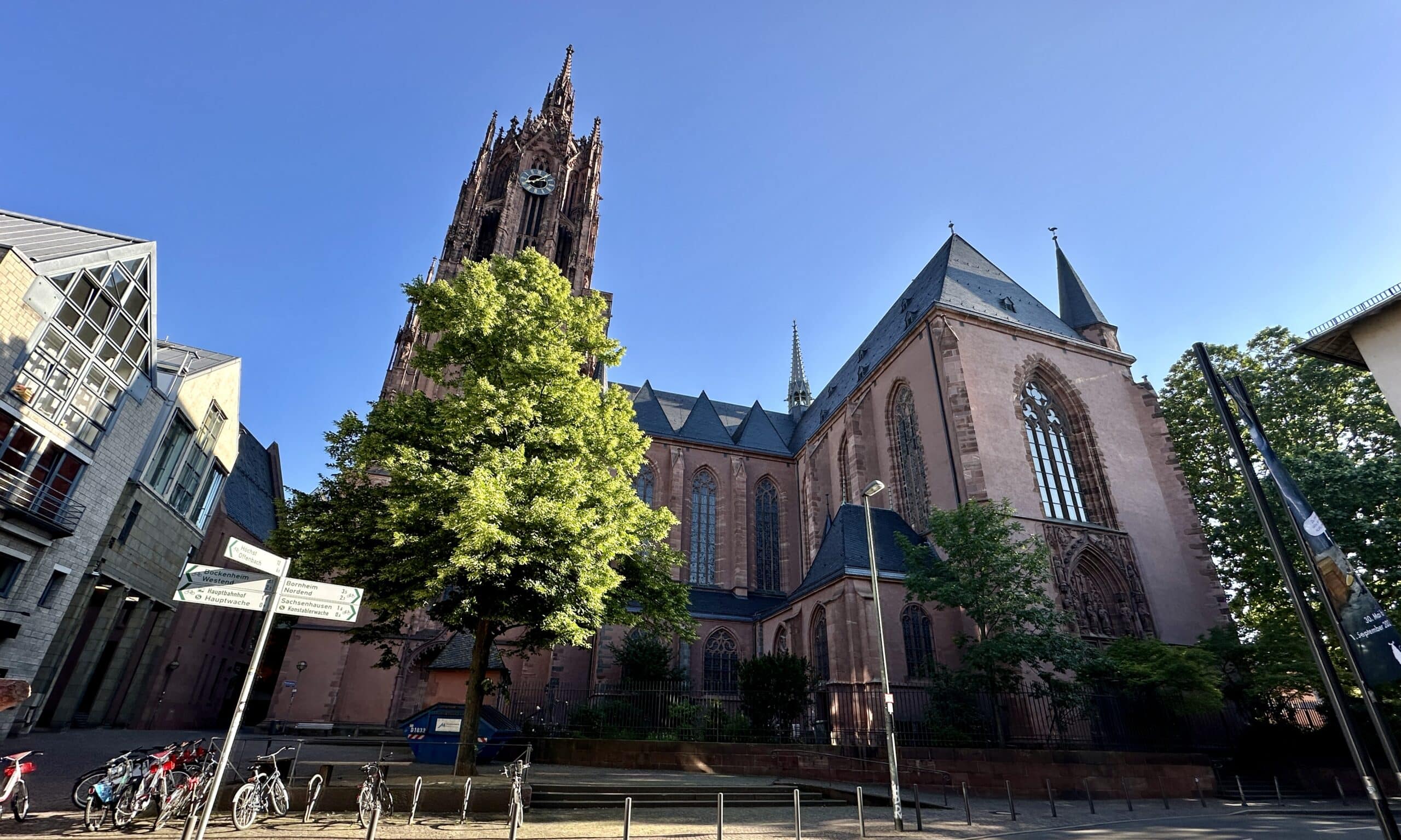 Люди восстановили собор после бомбардировок Второй мировой войны. Франкфурт-на-Майне. 8 июня 2024 г. (© forall.swiss)