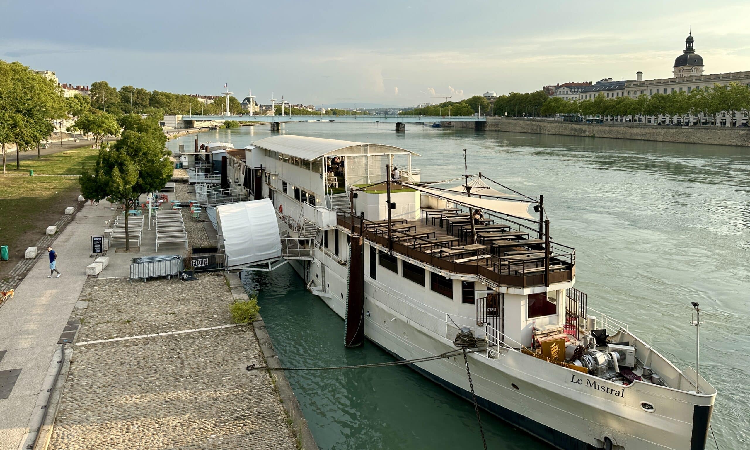 Набережная Роны в Лионе. 2 августа 2024 г. (© forall.swiss)