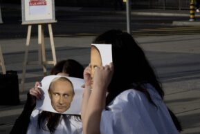 Карнавальный протест и эскалация войны