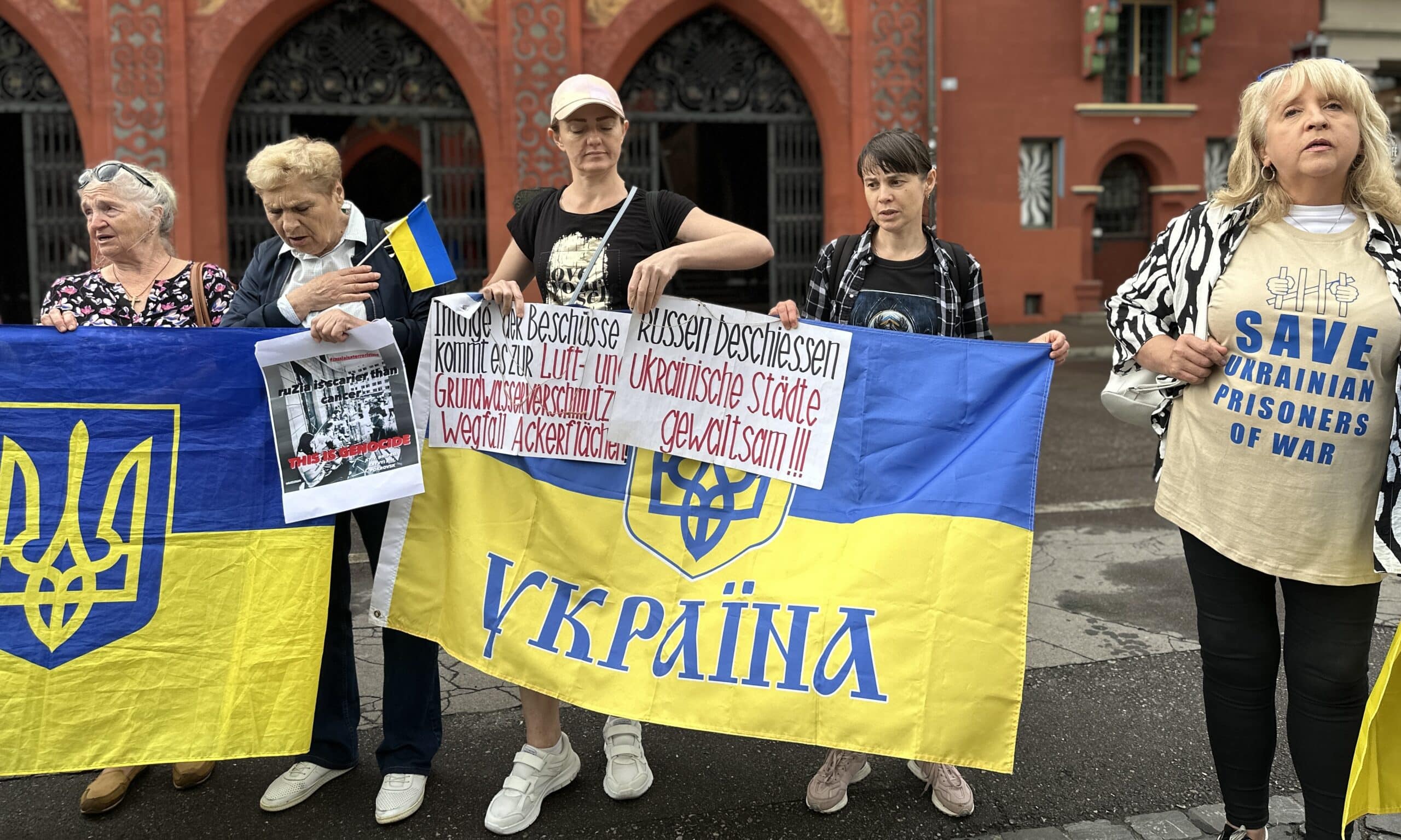 Акция солидарности с Украиной, украинскими гражданскими пленными и военнопленными российских тюрем. Базель, 12 июля 2024 г. (© forall.swiss)