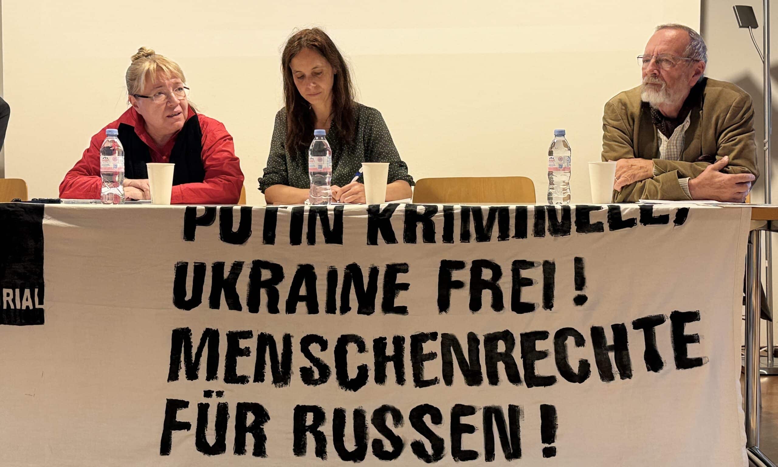 Елена Жемкова, первая слева. Берн, 2 ноября 2024 г. (© forall.swiss)